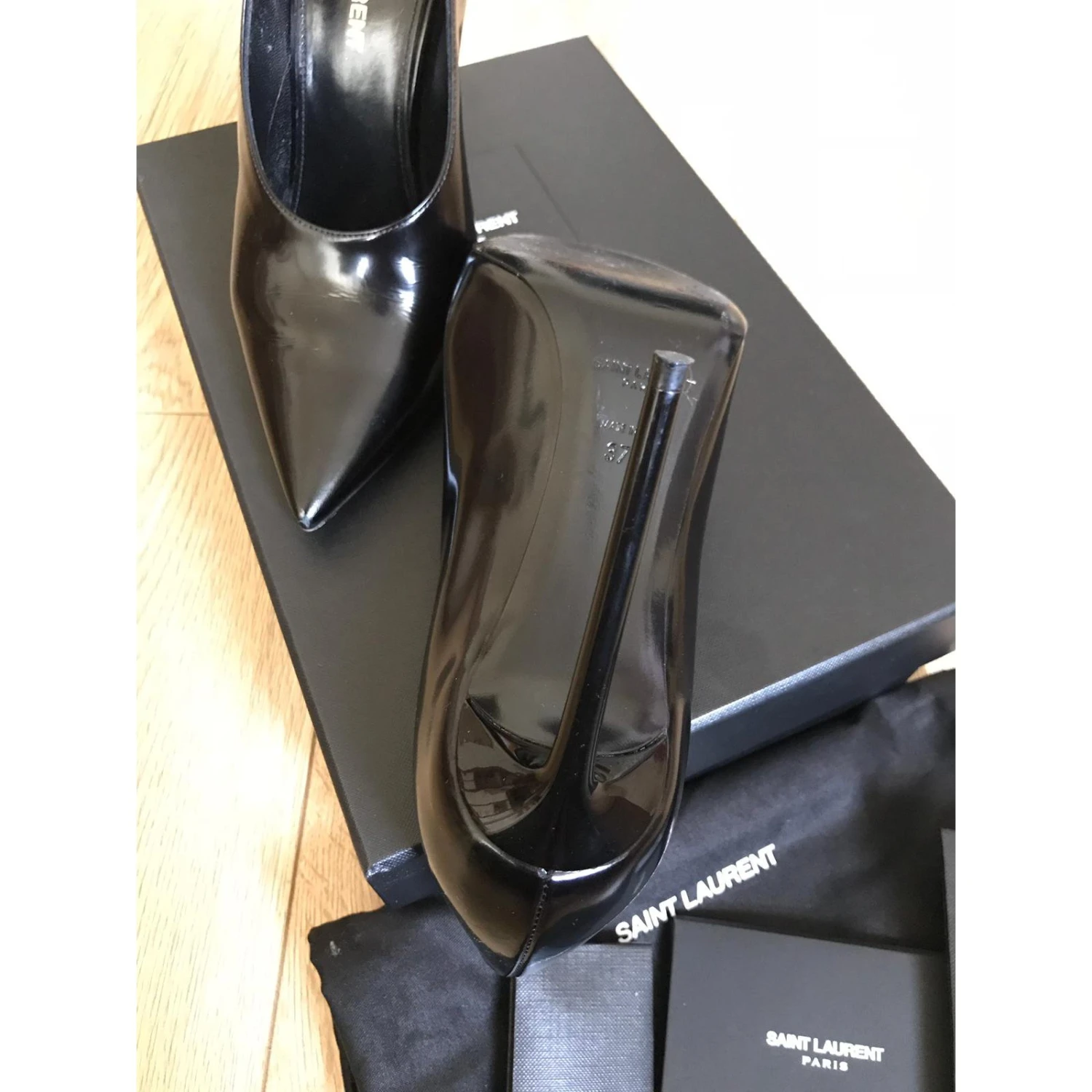 Yves Saint Laurent Pompe Teddy En Cuir Brillant Noir 5 Yves Saint Laurent Pompe Teddy En Cuir Brillant Noir – Image 3