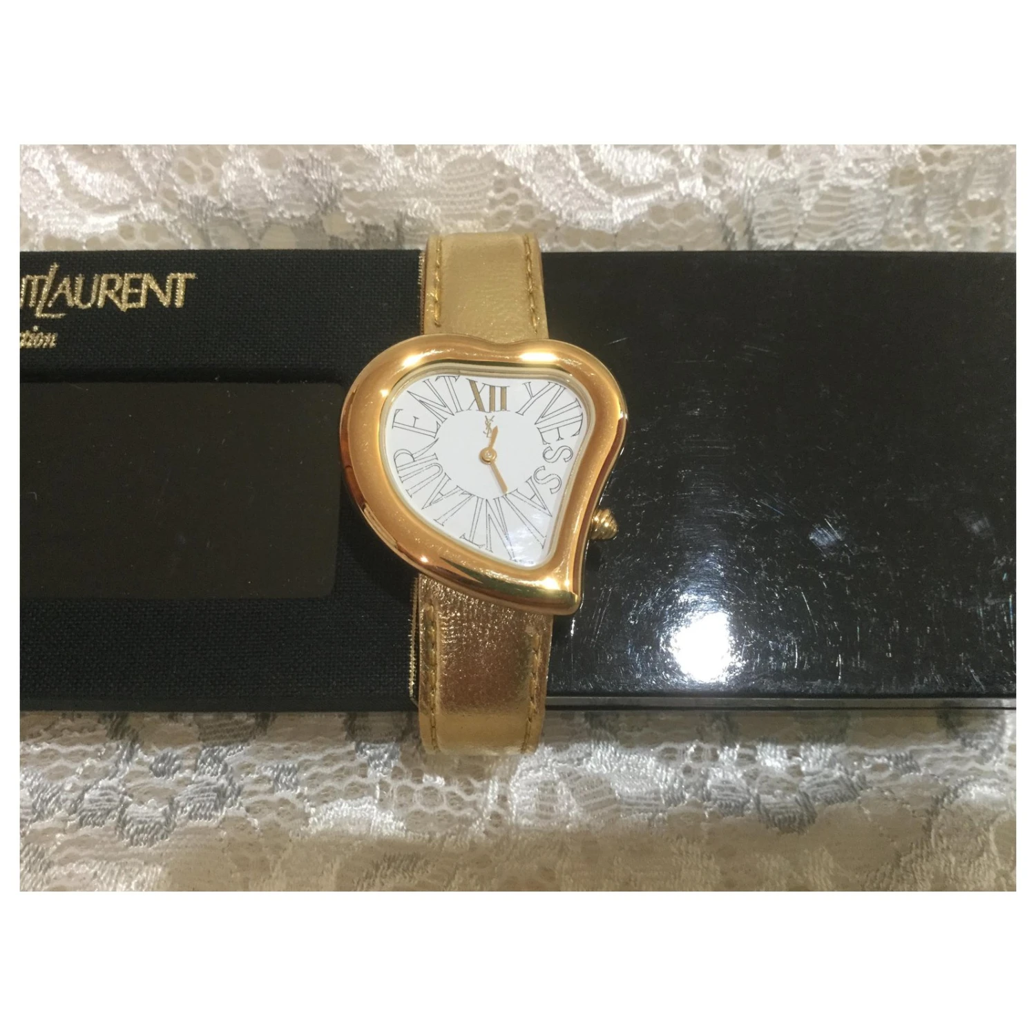 Yves Saint Laurent Visage De Coeur, Chiffres Romains Doré 5 Yves Saint Laurent Visage De Coeur, Chiffres Romains Doré – Image 3