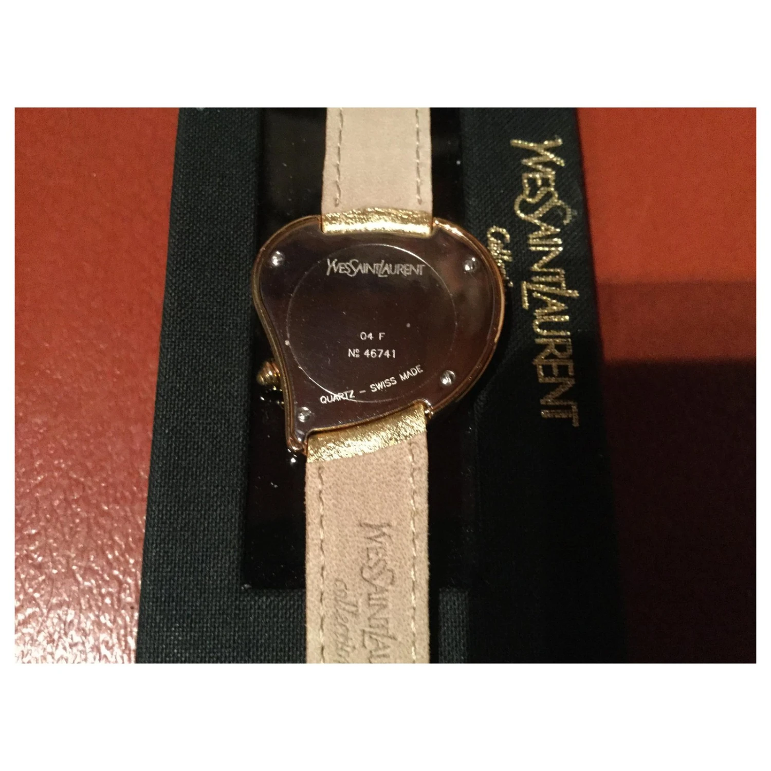 Yves Saint Laurent Visage De Coeur, Chiffres Romains Doré 9 Yves Saint Laurent Visage De Coeur, Chiffres Romains Doré – Image 7