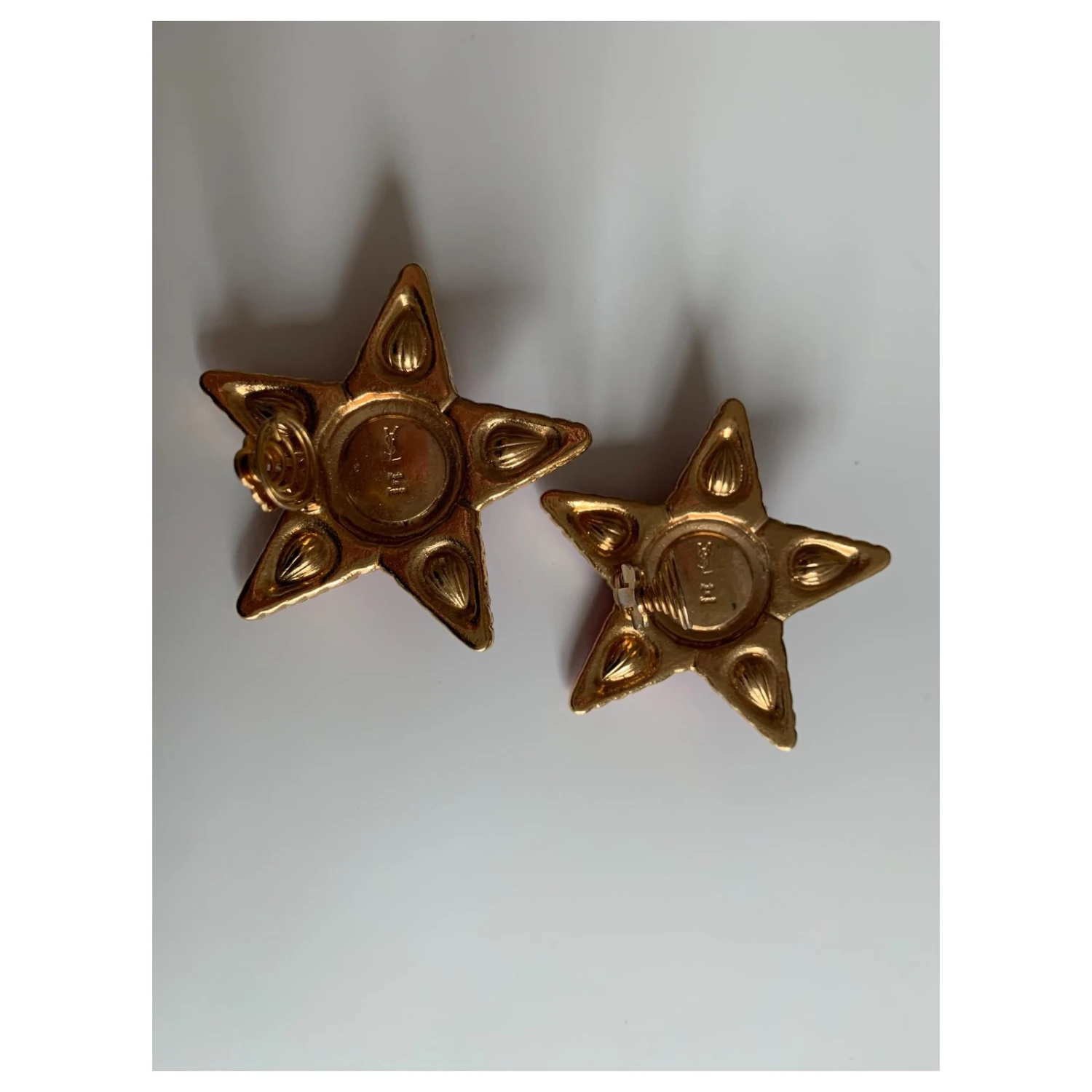 Boucles D’oreilles Yves Saint Laurent Rouge Fuschia 4 Boucles D’oreilles Yves Saint Laurent Rouge Fuschia – Image 2