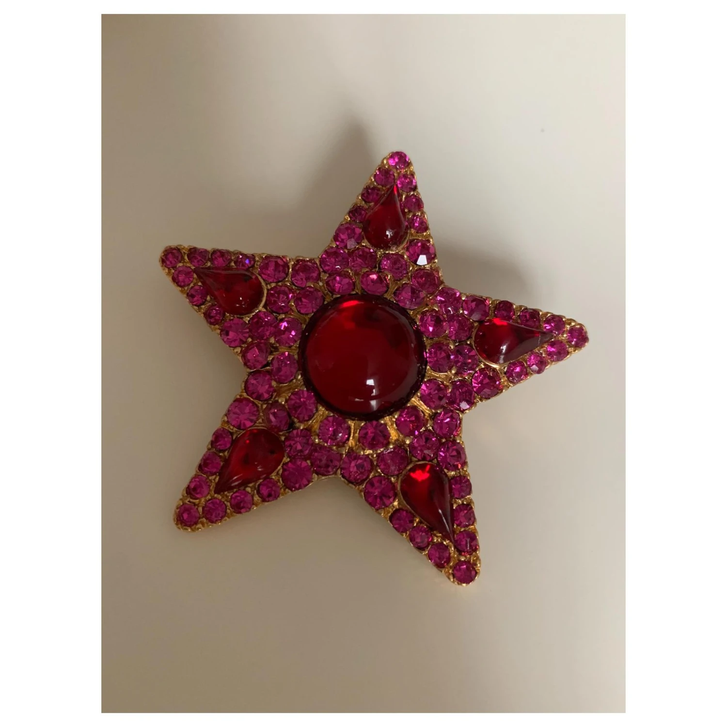 Boucles D’oreilles Yves Saint Laurent Rouge Fuschia 5 Boucles D’oreilles Yves Saint Laurent Rouge Fuschia – Image 3