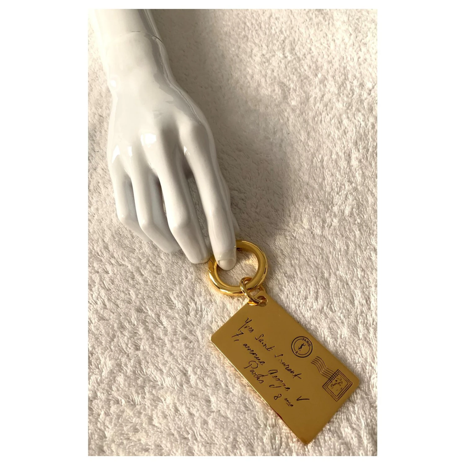 Yves Saint Laurent Porte-clés Metail Gold Y-Mail Bijouterie Dorée 7 Yves Saint Laurent Porte-clés Metail Gold Y-Mail Bijouterie Dorée – Image 5