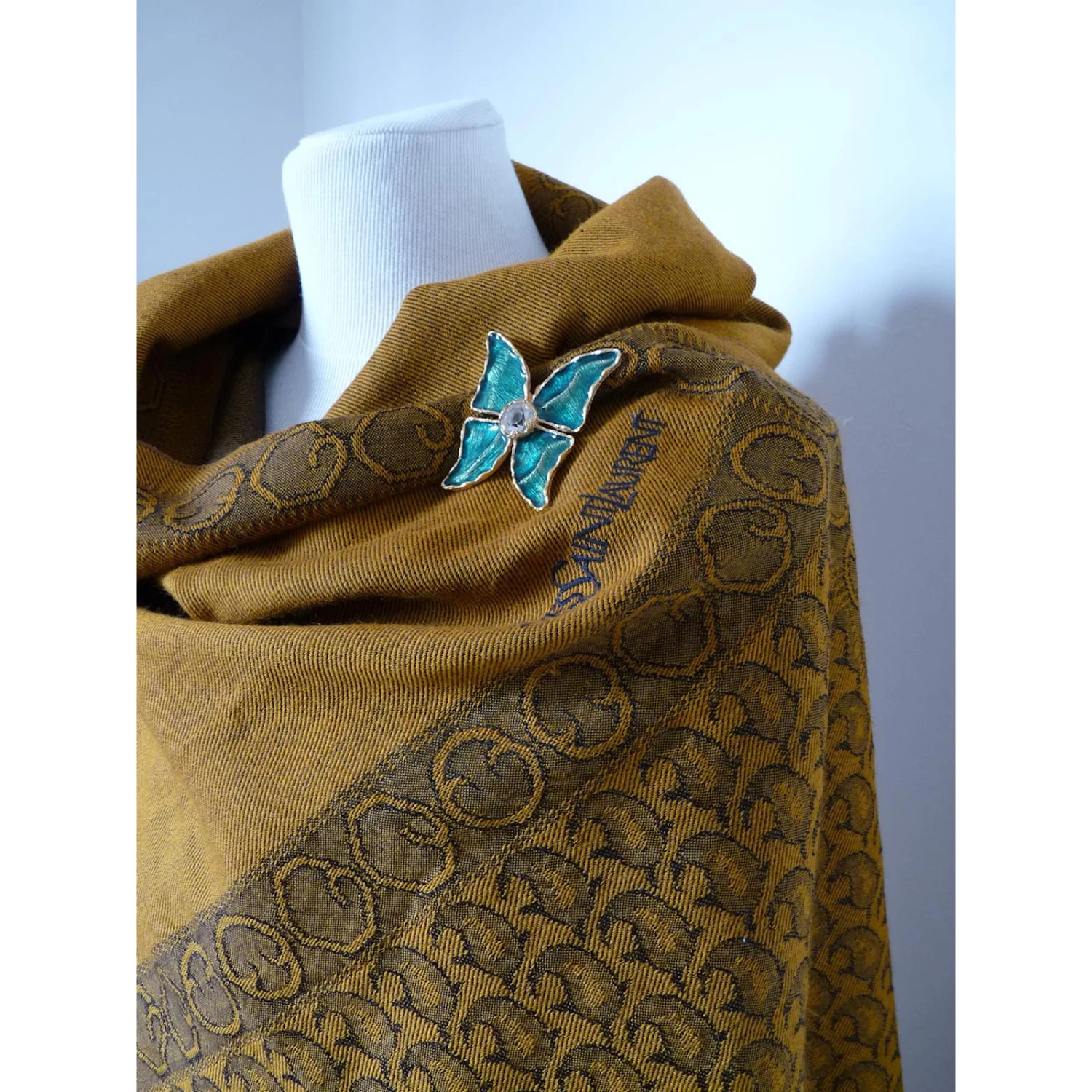 Yves Saint Laurent Foulard Jaune 4 Yves Saint Laurent Foulard Jaune – Image 3