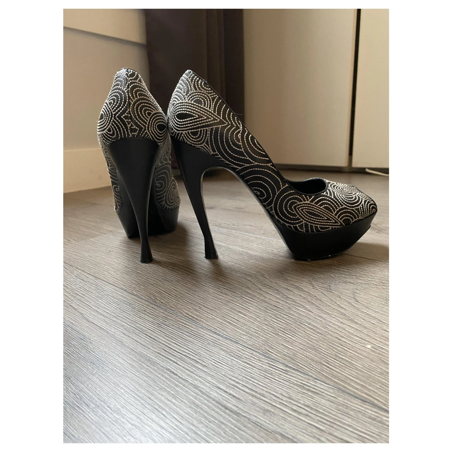 Yves Saint Laurent Escarpins Yves Saint-Laurent Noir 8 Yves Saint Laurent Escarpins Yves Saint-Laurent Noir – Image 6