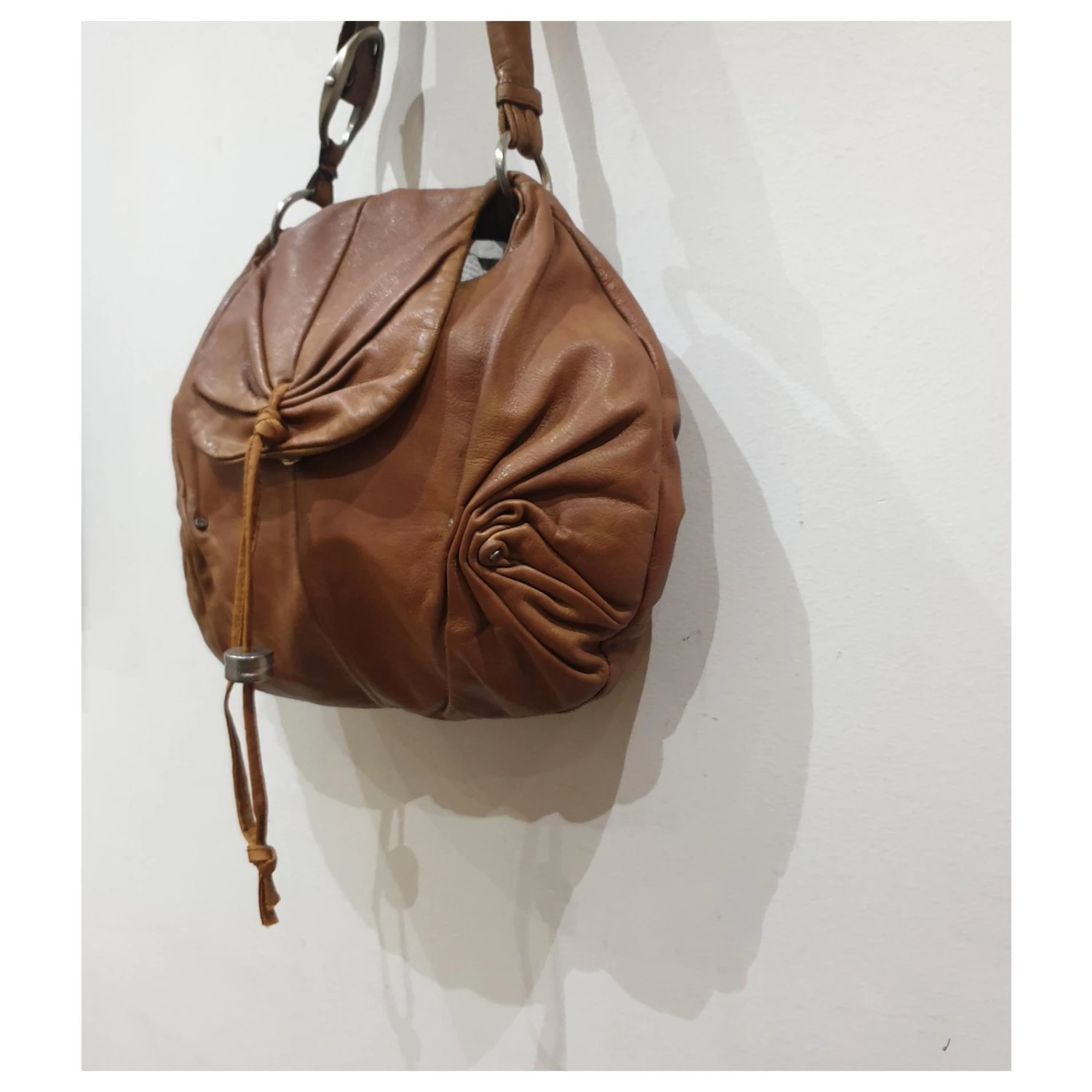 Sac Hobo En Cuir Yves Saint Laurent Cognac 10 Sac Hobo En Cuir Yves Saint Laurent Cognac – Image 8