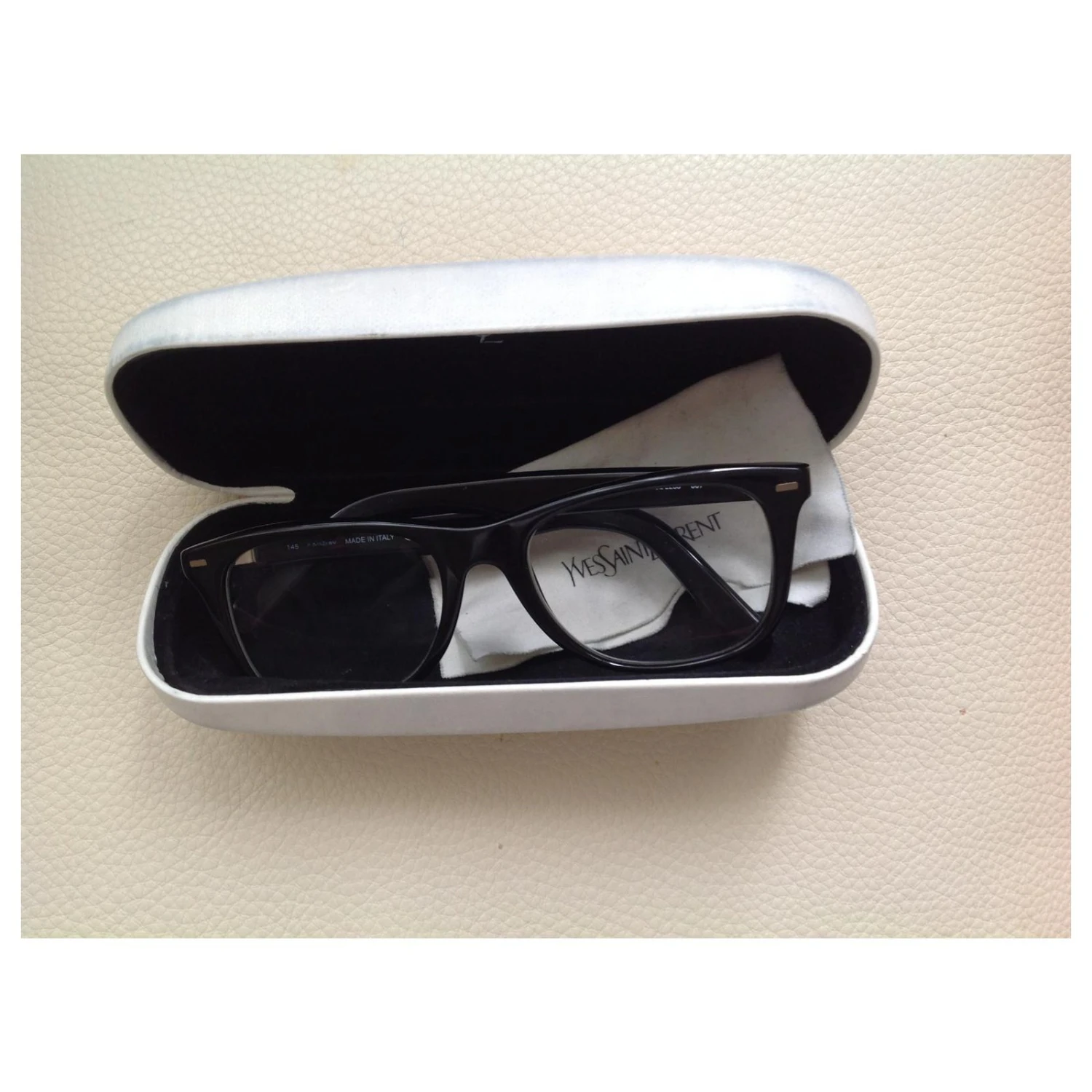 Yves Saint Laurent Des Lunettes De Soleil Noir 5 Yves Saint Laurent Des Lunettes De Soleil Noir – Image 3