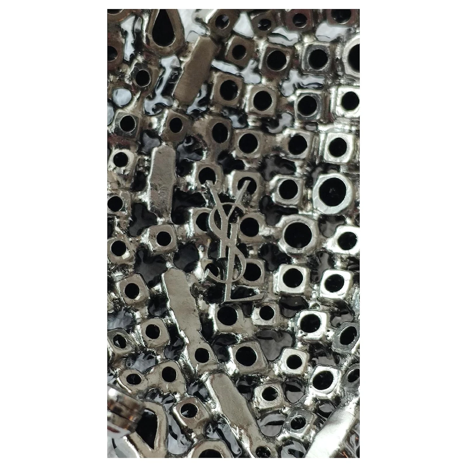 BROCHE YVES SAINT LAURENT QUORE EN MÉTAL ET CRISTAL Noir Métallisé 6 BROCHE YVES SAINT LAURENT QUORE EN MÉTAL ET CRISTAL Noir Métallisé – Image 4