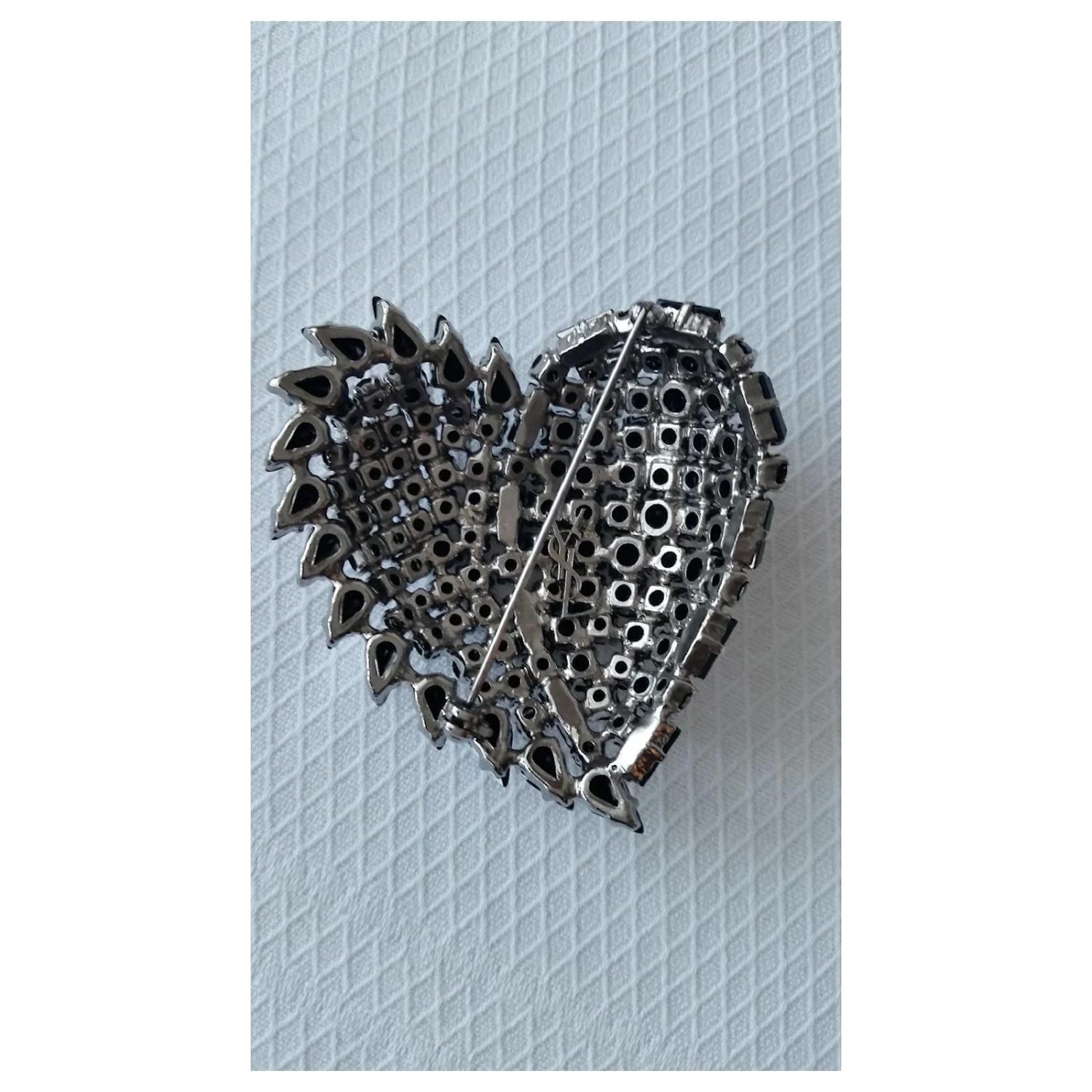 BROCHE YVES SAINT LAURENT QUORE EN MÉTAL ET CRISTAL Noir Métallisé 7 BROCHE YVES SAINT LAURENT QUORE EN MÉTAL ET CRISTAL Noir Métallisé – Image 5