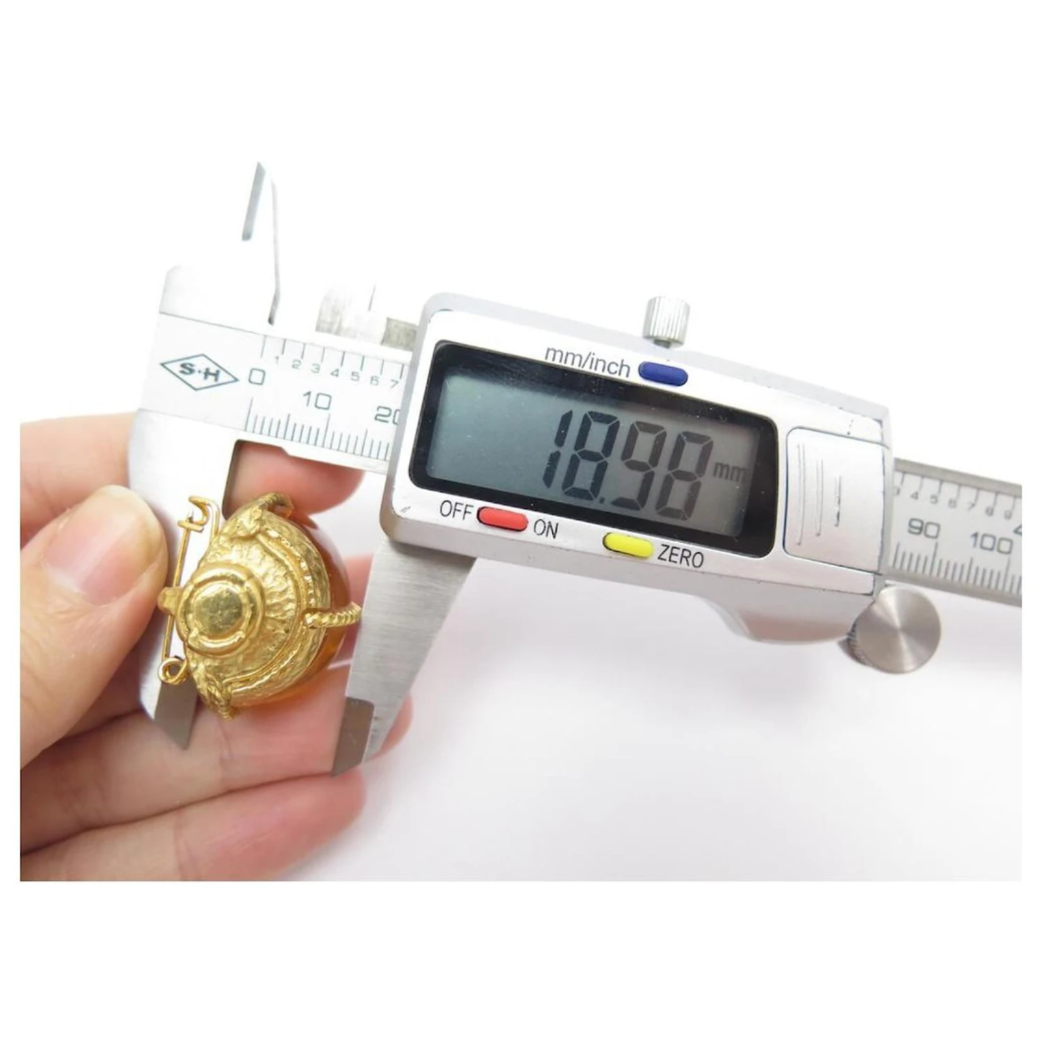 Autres Bijoux VINTAGE BROCHE YVES SAINT LAURENT METAL DORE & PATE DE VERRE JAUNE BROOCH Doré 11 Autres Bijoux VINTAGE BROCHE YVES SAINT LAURENT METAL DORE & PATE DE VERRE JAUNE BROOCH Doré – Image 10