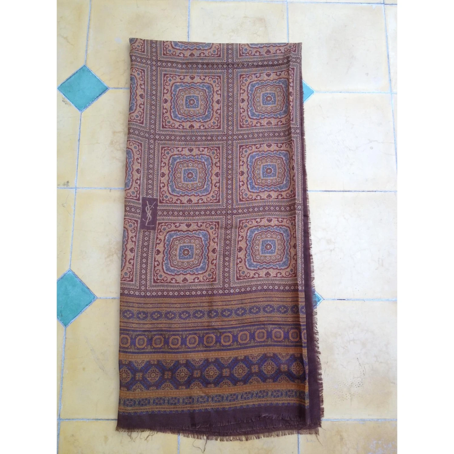 Yves Saint Laurent Châle Vintage Multicolore 5 Yves Saint Laurent Châle Vintage Multicolore – Image 3