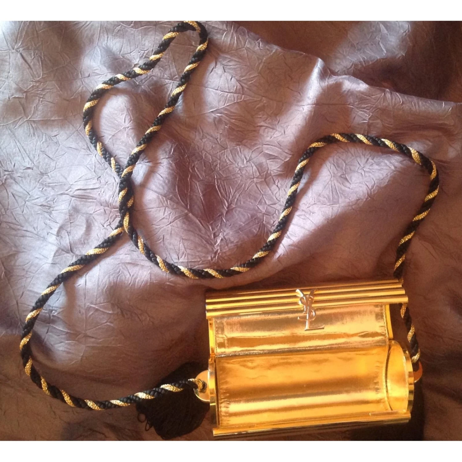 Yves Saint Laurent MINAUDIÈRE STRIÉE DORÉE VINTAGE 5 Yves Saint Laurent MINAUDIÈRE STRIÉE DORÉE VINTAGE – Image 3