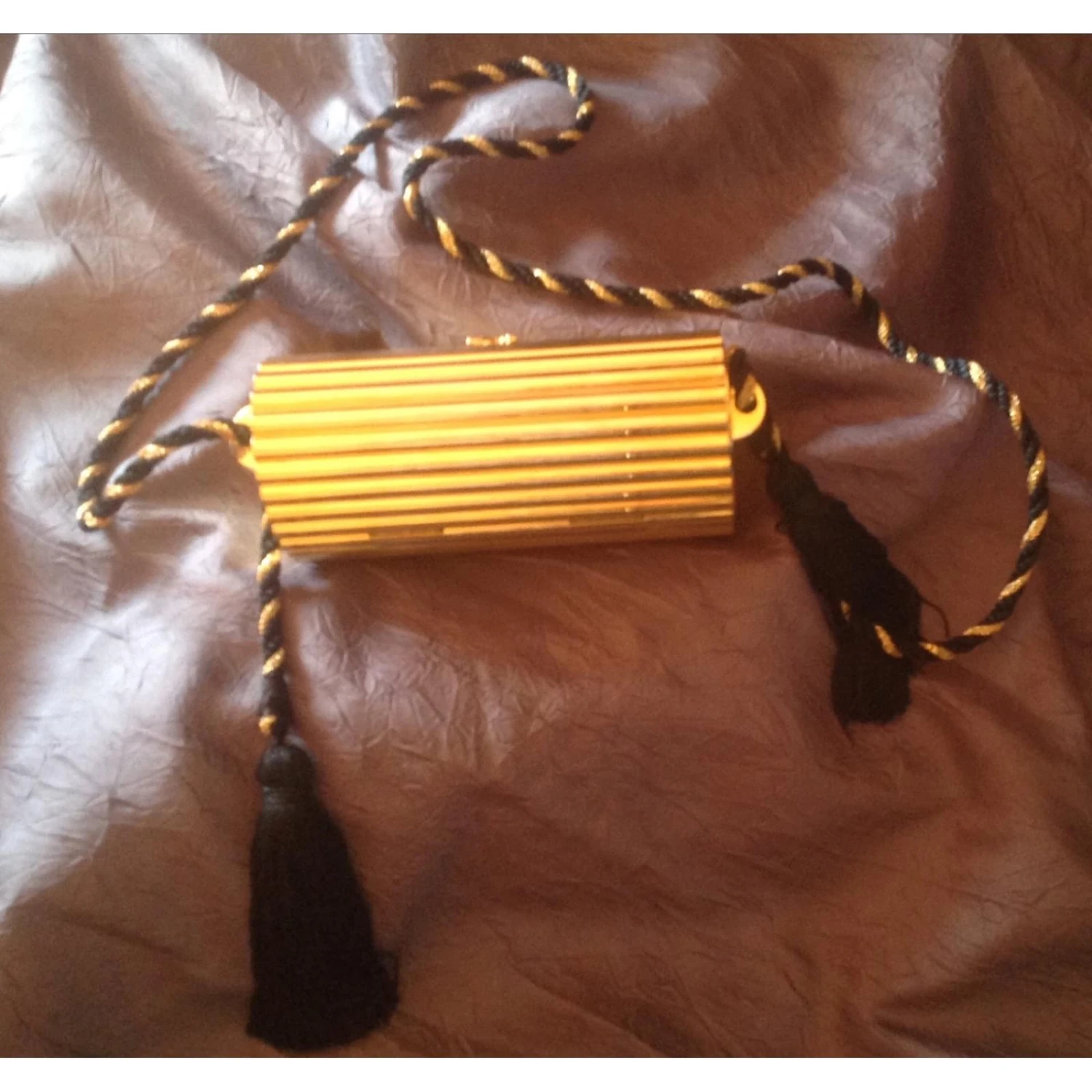 Yves Saint Laurent MINAUDIÈRE STRIÉE DORÉE VINTAGE 6 Yves Saint Laurent MINAUDIÈRE STRIÉE DORÉE VINTAGE – Image 4