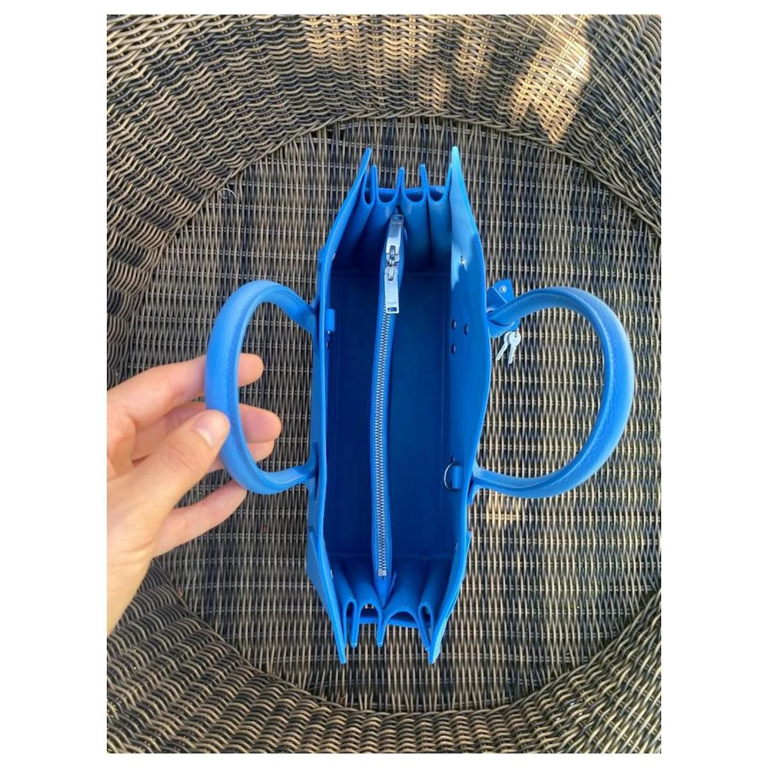 Sac Yves Saint Laurent Modèle " Sac De Jour" Cuir Bleu Ciel Bleu Clair 8 Sac Yves Saint Laurent Modèle " Sac De Jour" Cuir Bleu Ciel Bleu Clair – Image 6