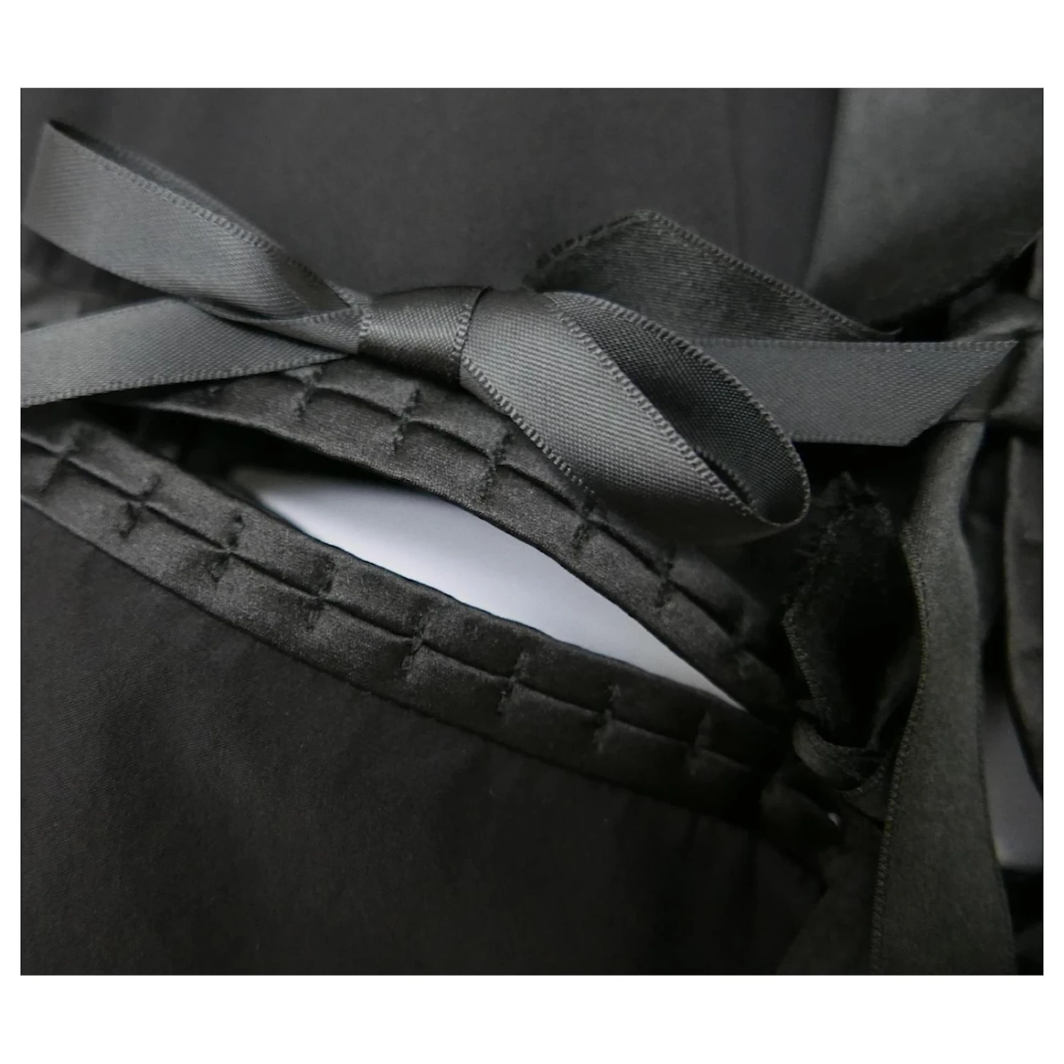 Yves Saint Laurent X Tom Ford AW02 Panneau En Soie Noire Et Jupe à Nœud 6 Yves Saint Laurent X Tom Ford AW02 Panneau En Soie Noire Et Jupe à Nœud – Image 4