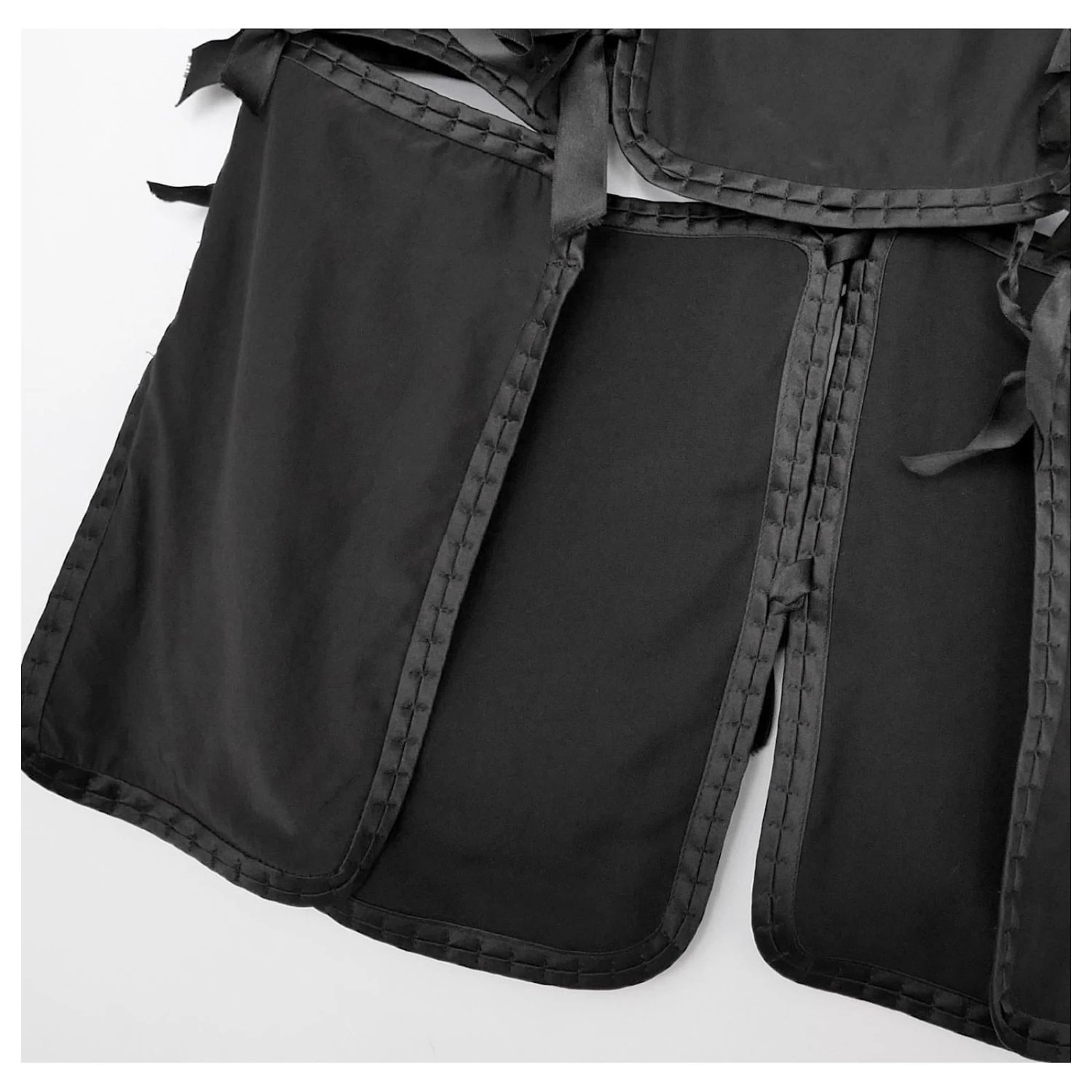 Yves Saint Laurent X Tom Ford AW02 Panneau En Soie Noire Et Jupe à Nœud 11 Yves Saint Laurent X Tom Ford AW02 Panneau En Soie Noire Et Jupe à Nœud – Image 9