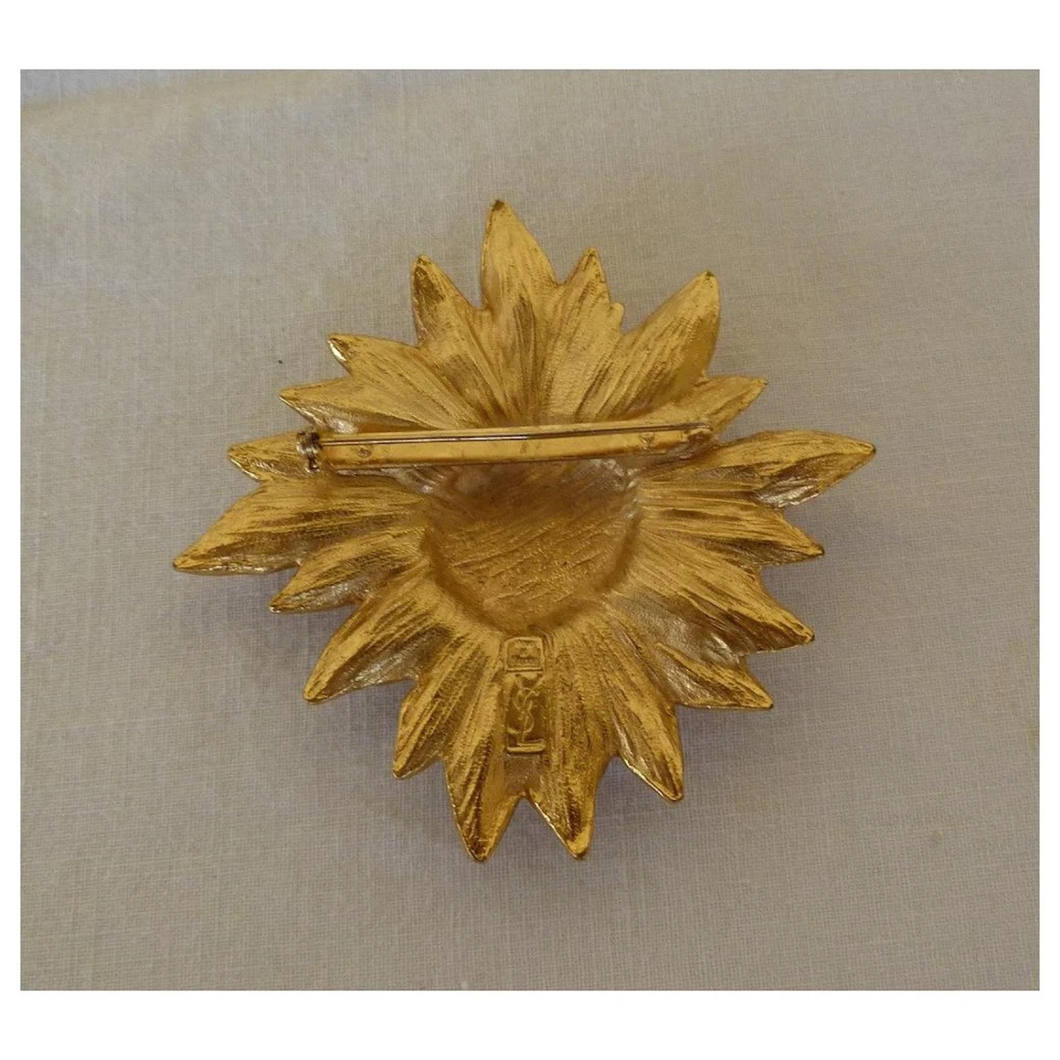 Yves Saint Laurent Broches Et Broches Doré Blanc Cassé 5 Yves Saint Laurent Broches Et Broches Doré Blanc Cassé – Image 3