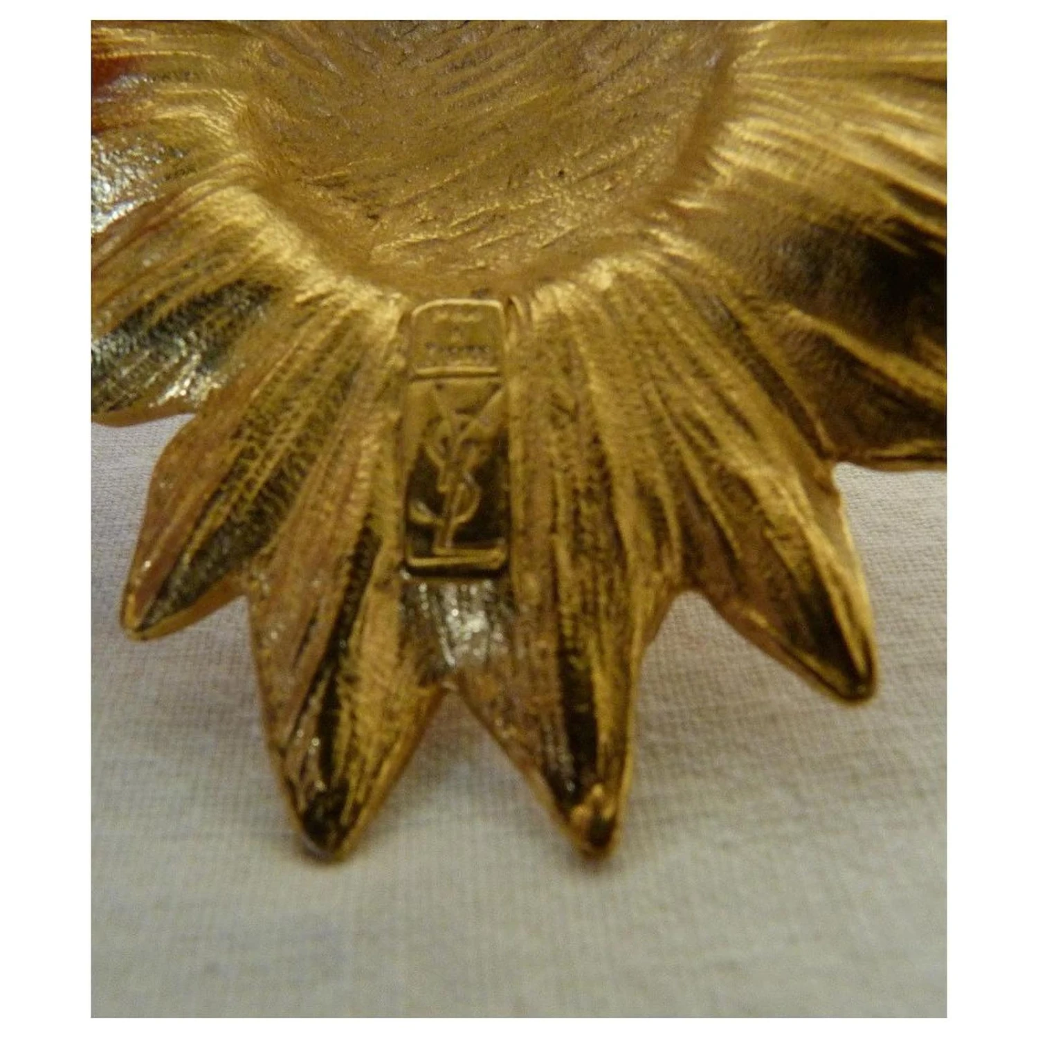 Yves Saint Laurent Broches Et Broches Doré Blanc Cassé 8 Yves Saint Laurent Broches Et Broches Doré Blanc Cassé – Image 6