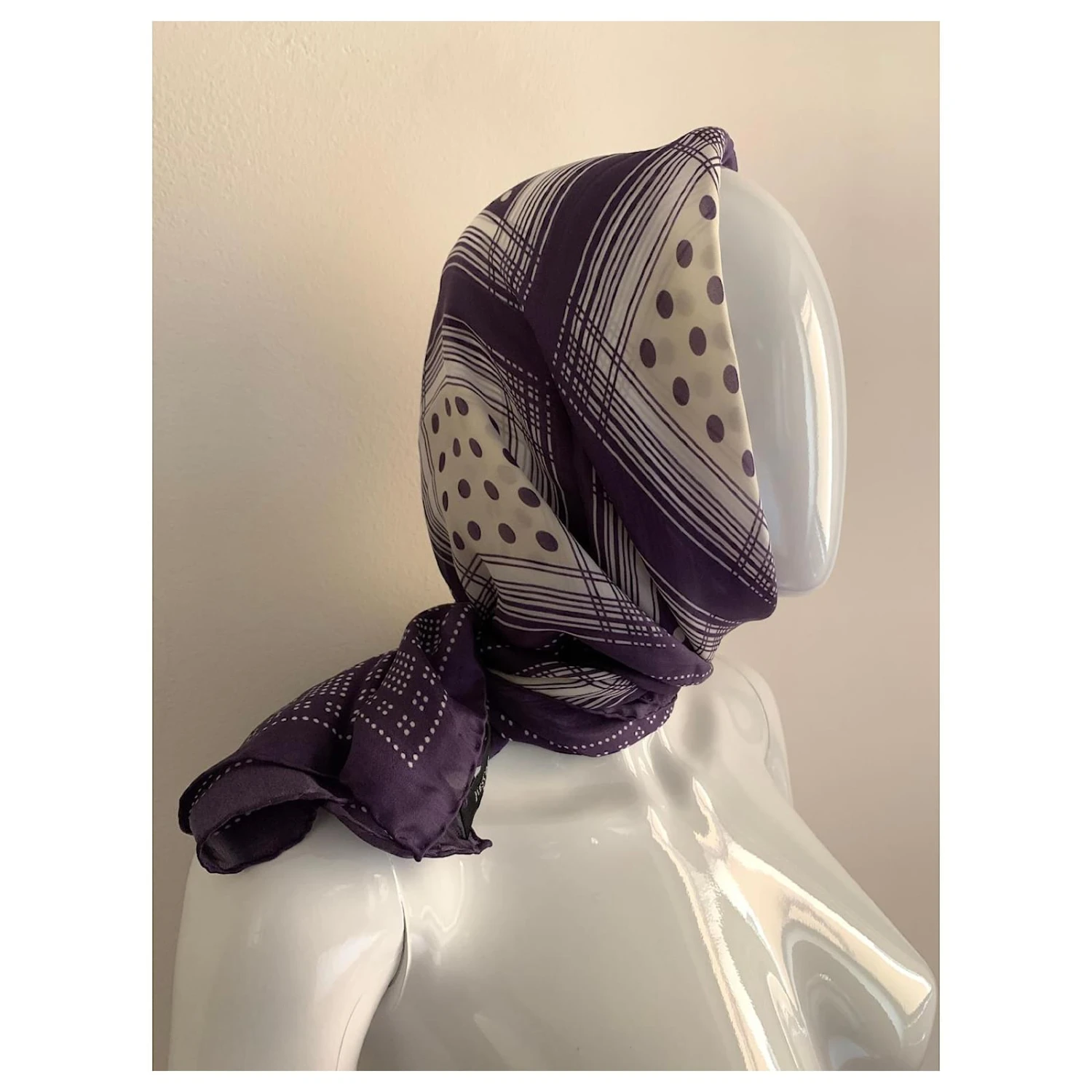 Yves Saint Laurent Foulard En Soie Vintage Violet 12 Yves Saint Laurent Foulard En Soie Vintage Violet – Image 10