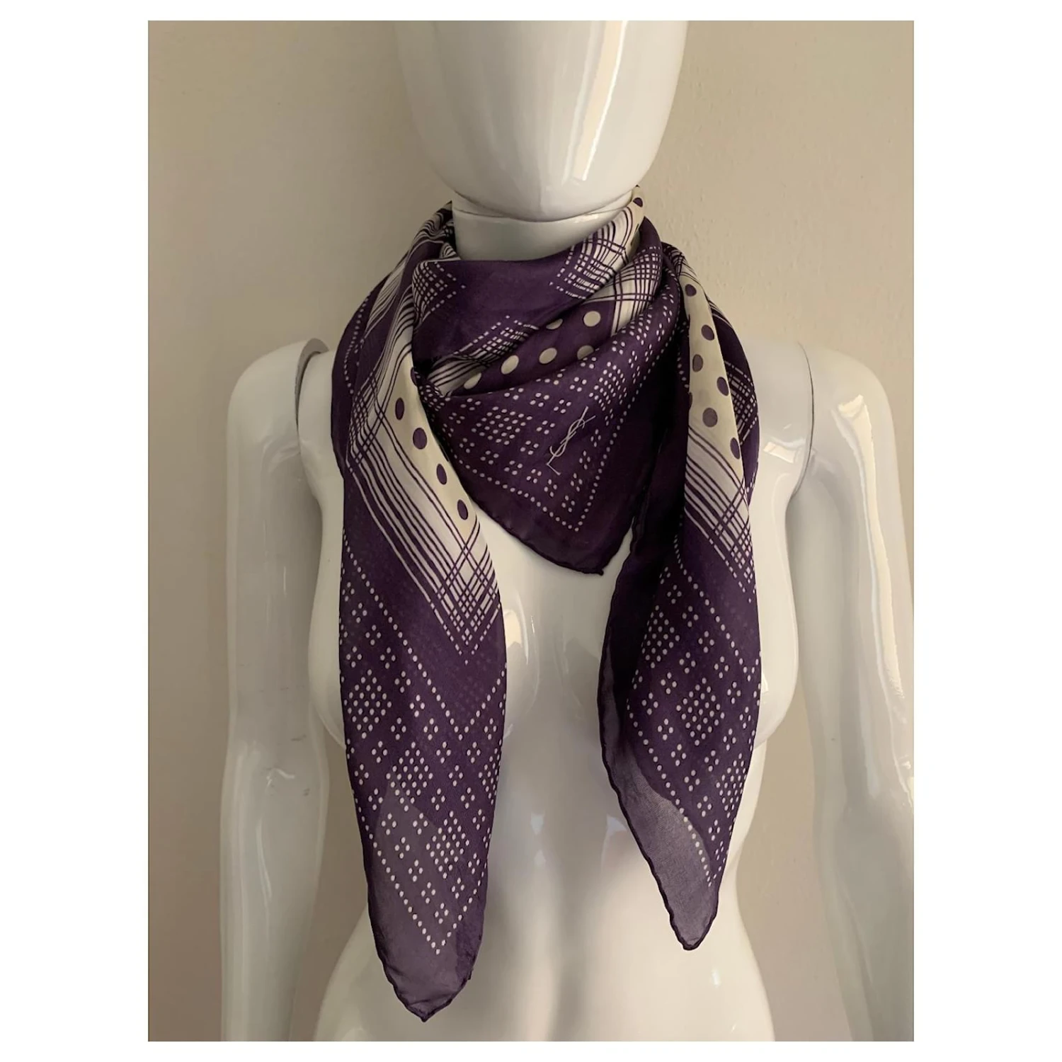 Yves Saint Laurent Foulard En Soie Vintage Violet 8 Yves Saint Laurent Foulard En Soie Vintage Violet – Image 6