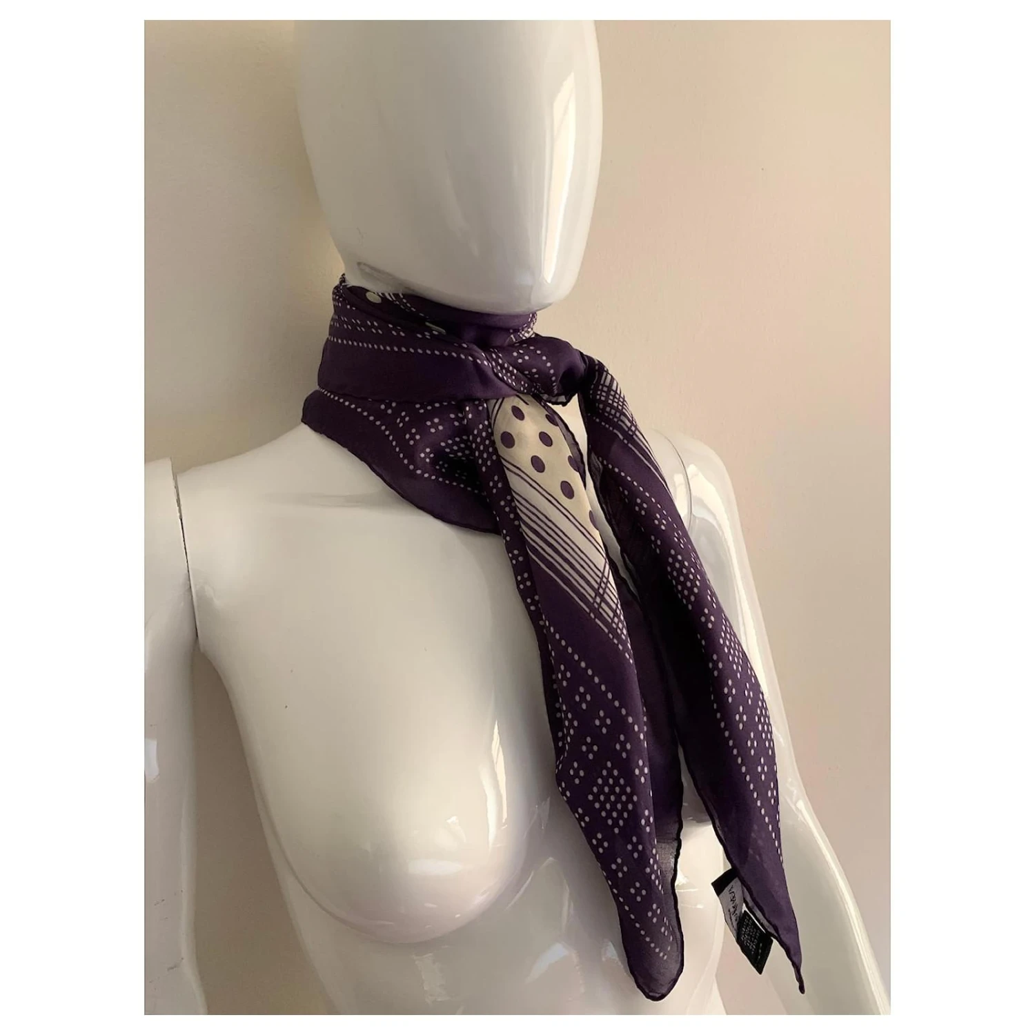 Yves Saint Laurent Foulard En Soie Vintage Violet 10 Yves Saint Laurent Foulard En Soie Vintage Violet – Image 8