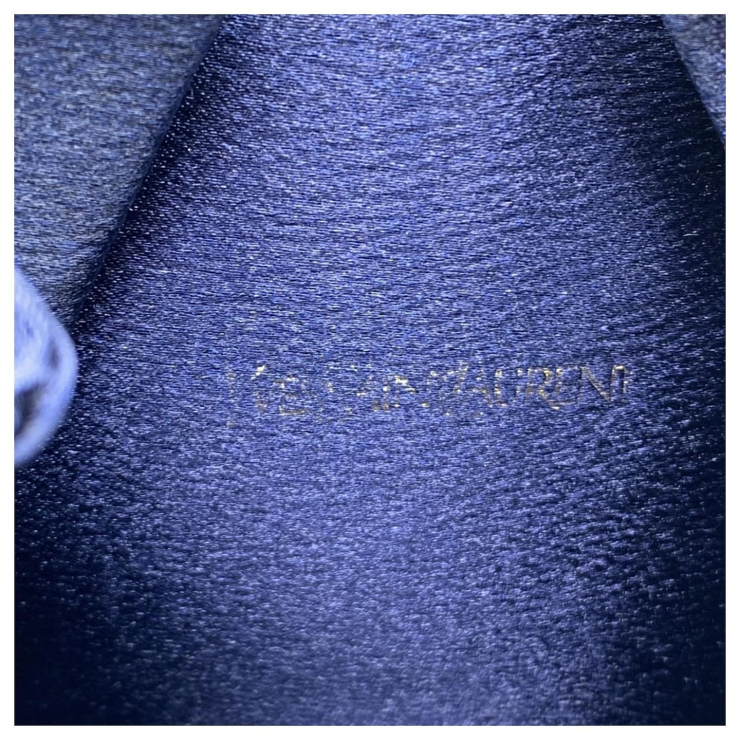 Yves Saint Laurent Sac à Bandoulière En Satin Bleu Vintage à Cordon De Serrage Bordeaux 7 Yves Saint Laurent Sac à Bandoulière En Satin Bleu Vintage à Cordon De Serrage Bordeaux – Image 5