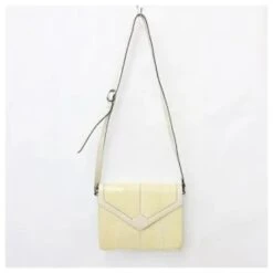 Yves Saint Laurent Sac Bandoulière Bandoulière Cuir Embossé Crocodile Jaune Ivoire Beige 14 Yves Saint Laurent Sac Bandoulière Bandoulière Cuir Embossé Crocodile Jaune Ivoire Beige -Yves Saint Laurent 778396 4