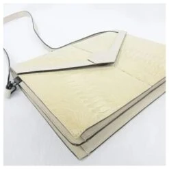 Yves Saint Laurent Sac Bandoulière Bandoulière Cuir Embossé Crocodile Jaune Ivoire Beige 16 Yves Saint Laurent Sac Bandoulière Bandoulière Cuir Embossé Crocodile Jaune Ivoire Beige -Yves Saint Laurent 778396 6