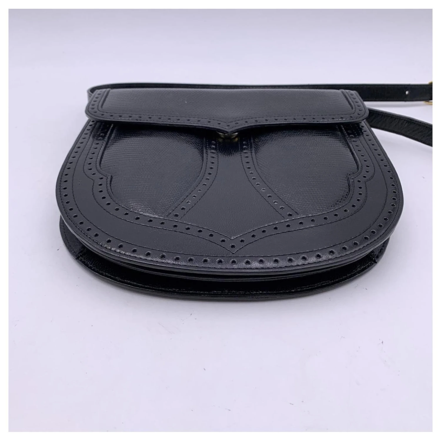 Yves Saint Laurent Sac à Bandoulière à Rabat Vintage En Cuir Brillant Noir 6 Yves Saint Laurent Sac à Bandoulière à Rabat Vintage En Cuir Brillant Noir – Image 4