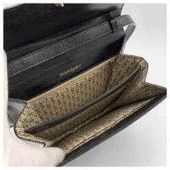 Yves Saint Laurent Sac à Bandoulière à Rabat Vintage En Cuir Brillant Noir 13 Yves Saint Laurent Sac à Bandoulière à Rabat Vintage En Cuir Brillant Noir -Yves Saint Laurent 789221 6