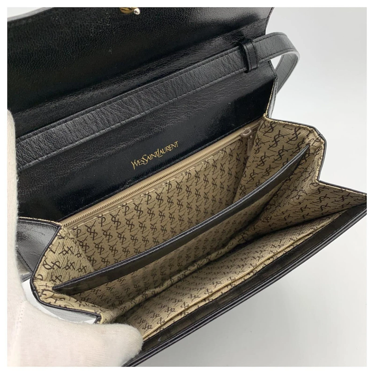 Yves Saint Laurent Sac à Bandoulière à Rabat Vintage En Cuir Brillant Noir 8 Yves Saint Laurent Sac à Bandoulière à Rabat Vintage En Cuir Brillant Noir – Image 6