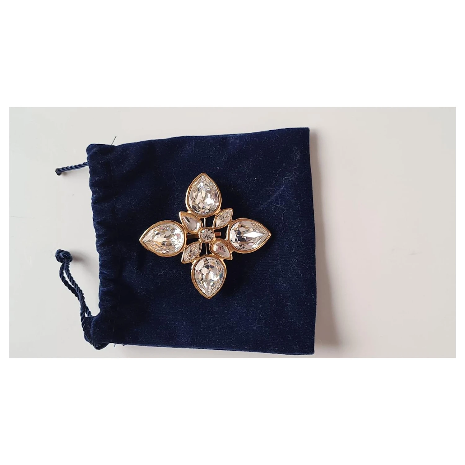 Yves Saint Laurent Broche Yved Saint-Laurent Neuve Vintage Doré 4 Yves Saint Laurent Broche Yved Saint-Laurent Neuve Vintage Doré – Image 2