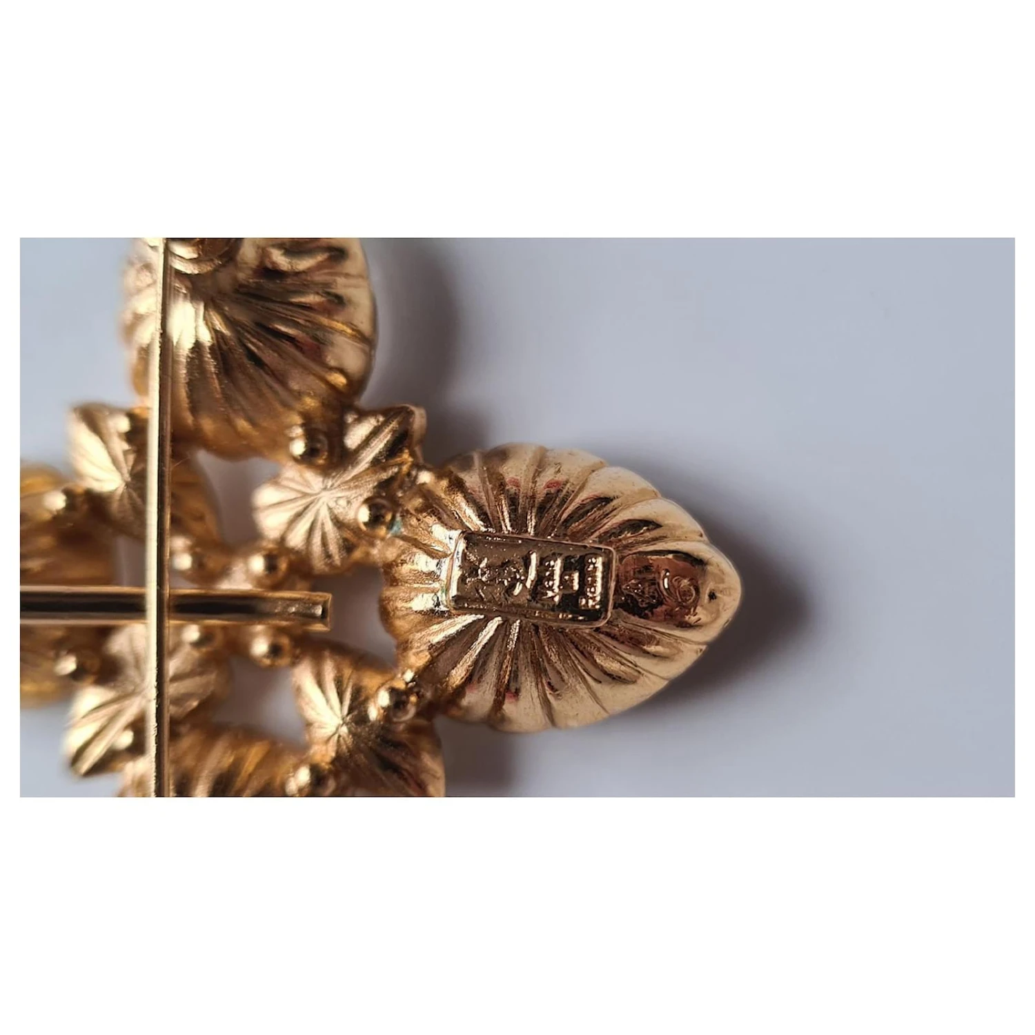 Yves Saint Laurent Broche Yved Saint-Laurent Neuve Vintage Doré 5 Yves Saint Laurent Broche Yved Saint-Laurent Neuve Vintage Doré – Image 3