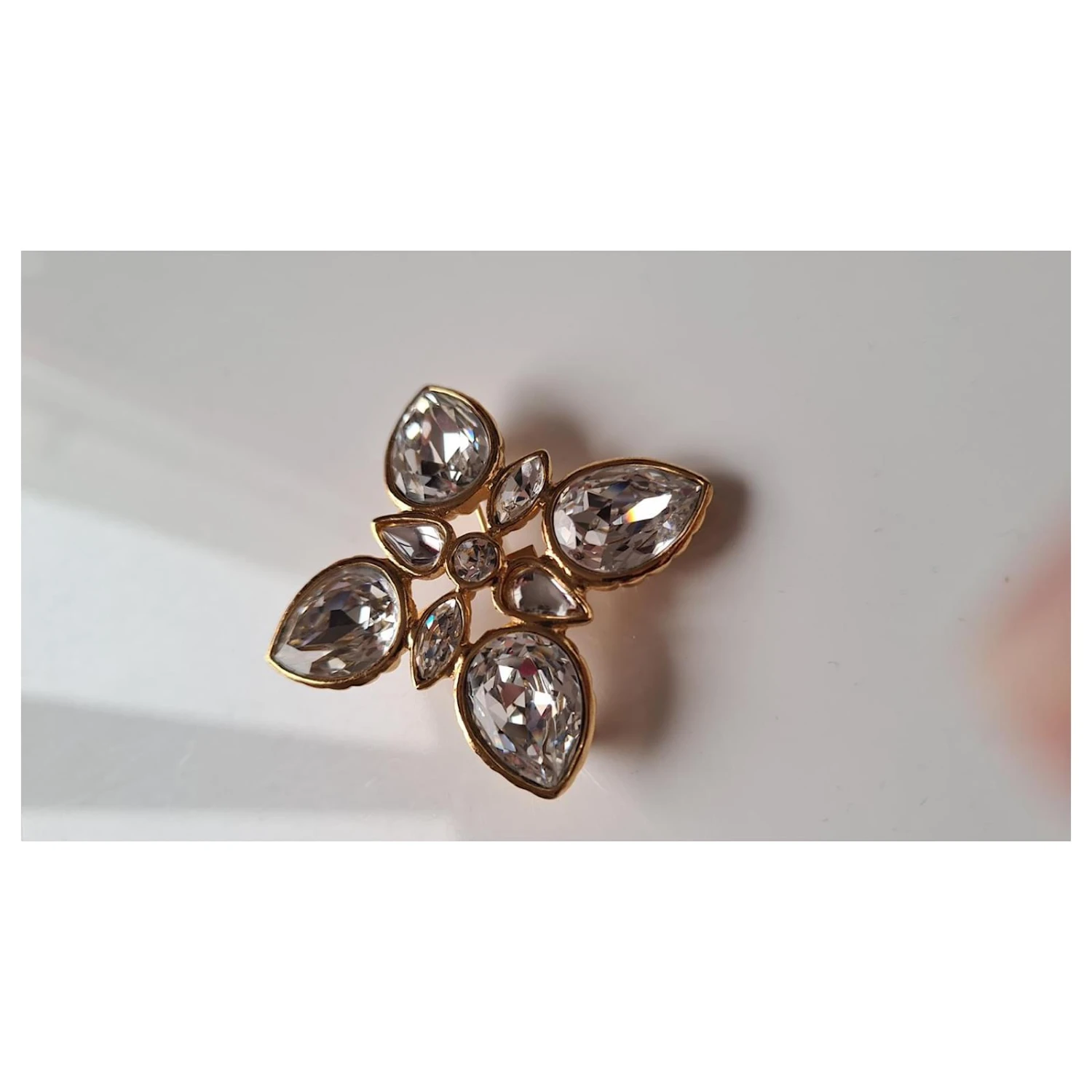 Yves Saint Laurent Broche Yved Saint-Laurent Neuve Vintage Doré 8 Yves Saint Laurent Broche Yved Saint-Laurent Neuve Vintage Doré – Image 6