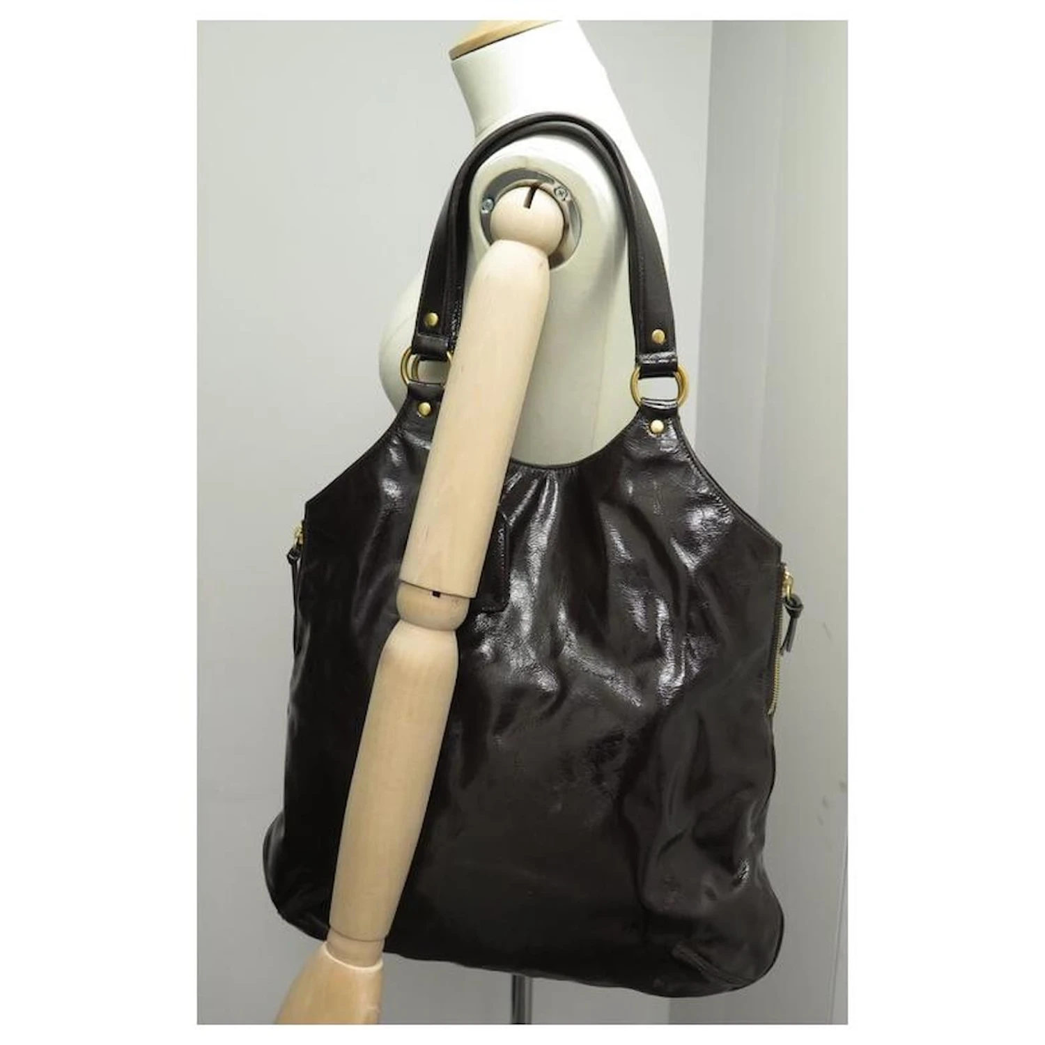 SAC A MAIN YVES SAINT LAURENT METROPOLIS 177737 LARGE CUIR VERNI HAND BAG Marron 6 SAC A MAIN YVES SAINT LAURENT METROPOLIS 177737 LARGE CUIR VERNI HAND BAG Marron – Image 4