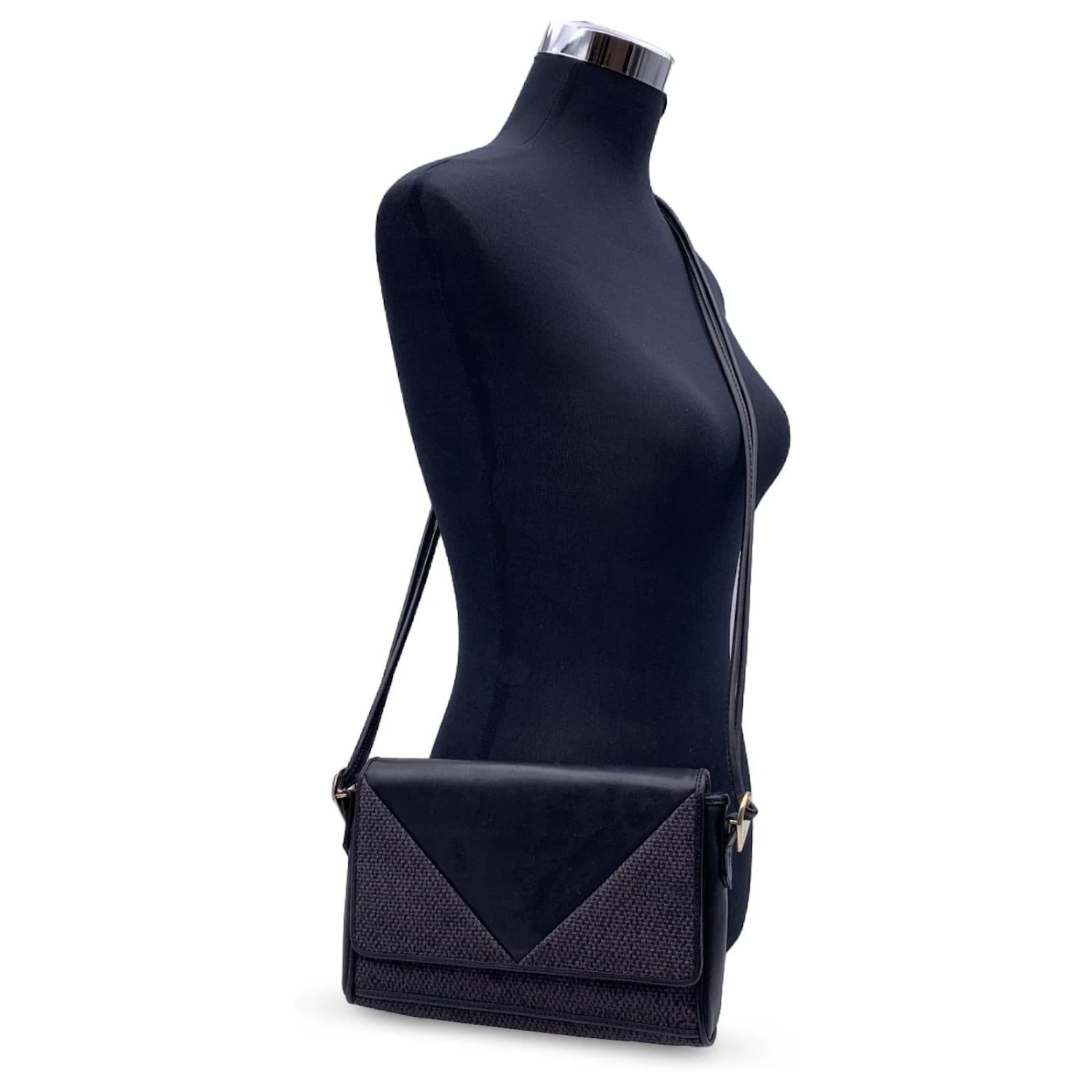 Yves Saint Laurent Sac à Bandoulière En Toile De Vinyle Texturé Gris Noir 4 Yves Saint Laurent Sac à Bandoulière En Toile De Vinyle Texturé Gris Noir – Image 2