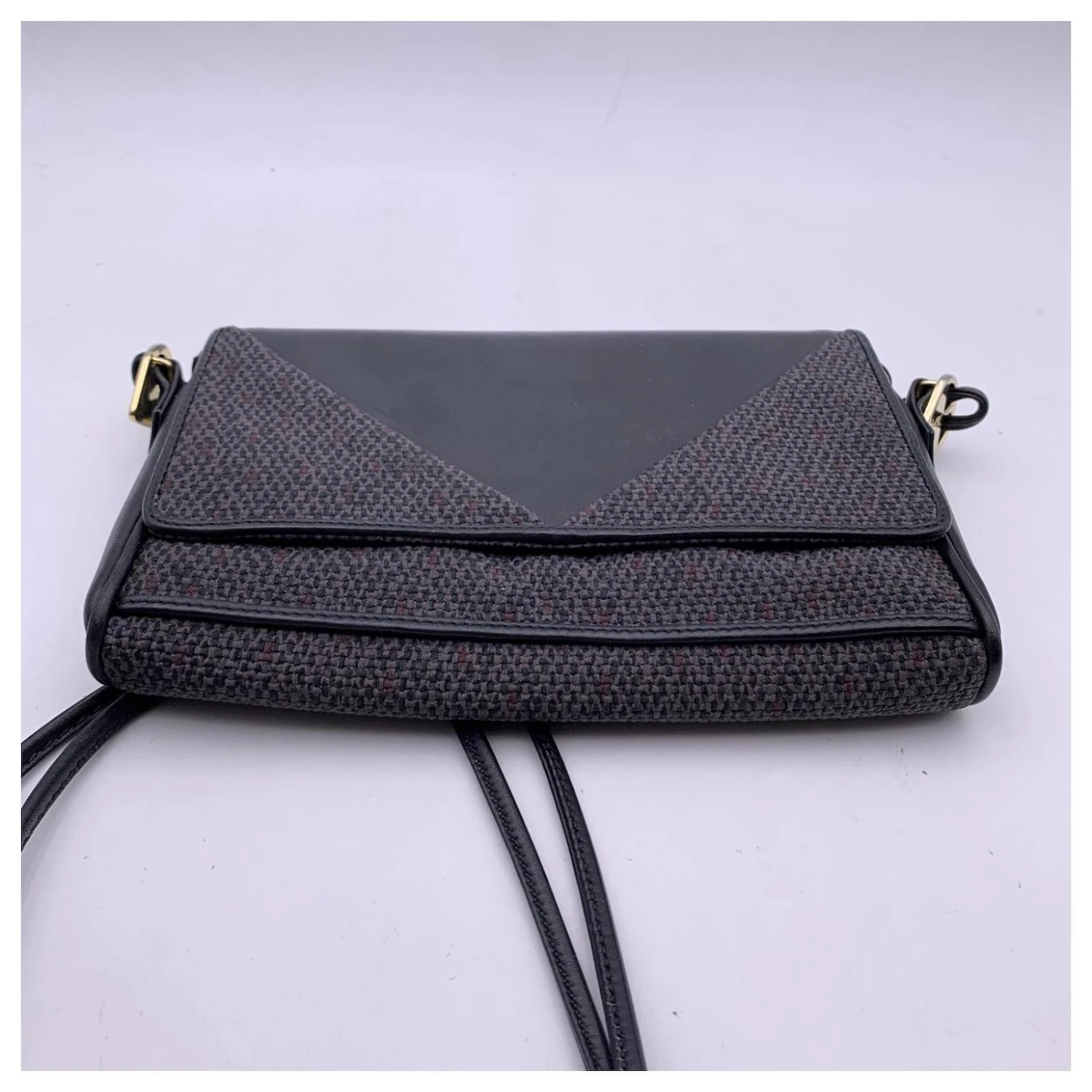 Yves Saint Laurent Sac à Bandoulière En Toile De Vinyle Texturé Gris Noir 6 Yves Saint Laurent Sac à Bandoulière En Toile De Vinyle Texturé Gris Noir – Image 4