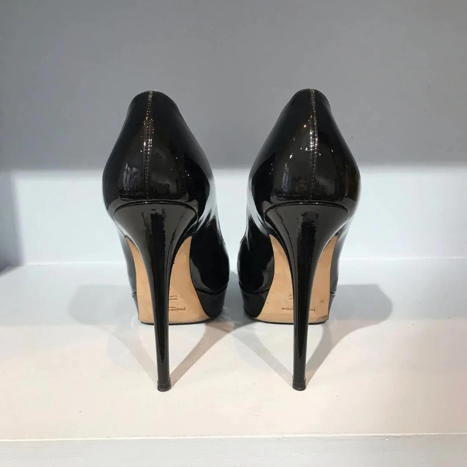 Escarpins YVES SAINT LAURENT.UE 38.5 En Cuir Vernis Noir 5 Escarpins YVES SAINT LAURENT.UE 38.5 En Cuir Vernis Noir – Image 3