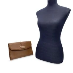 Yves Saint Laurent Sac à Main Pochette Vintage En Cuir Marron Clair 12 Yves Saint Laurent Sac à Main Pochette Vintage En Cuir Marron Clair -Yves Saint Laurent 828363 2