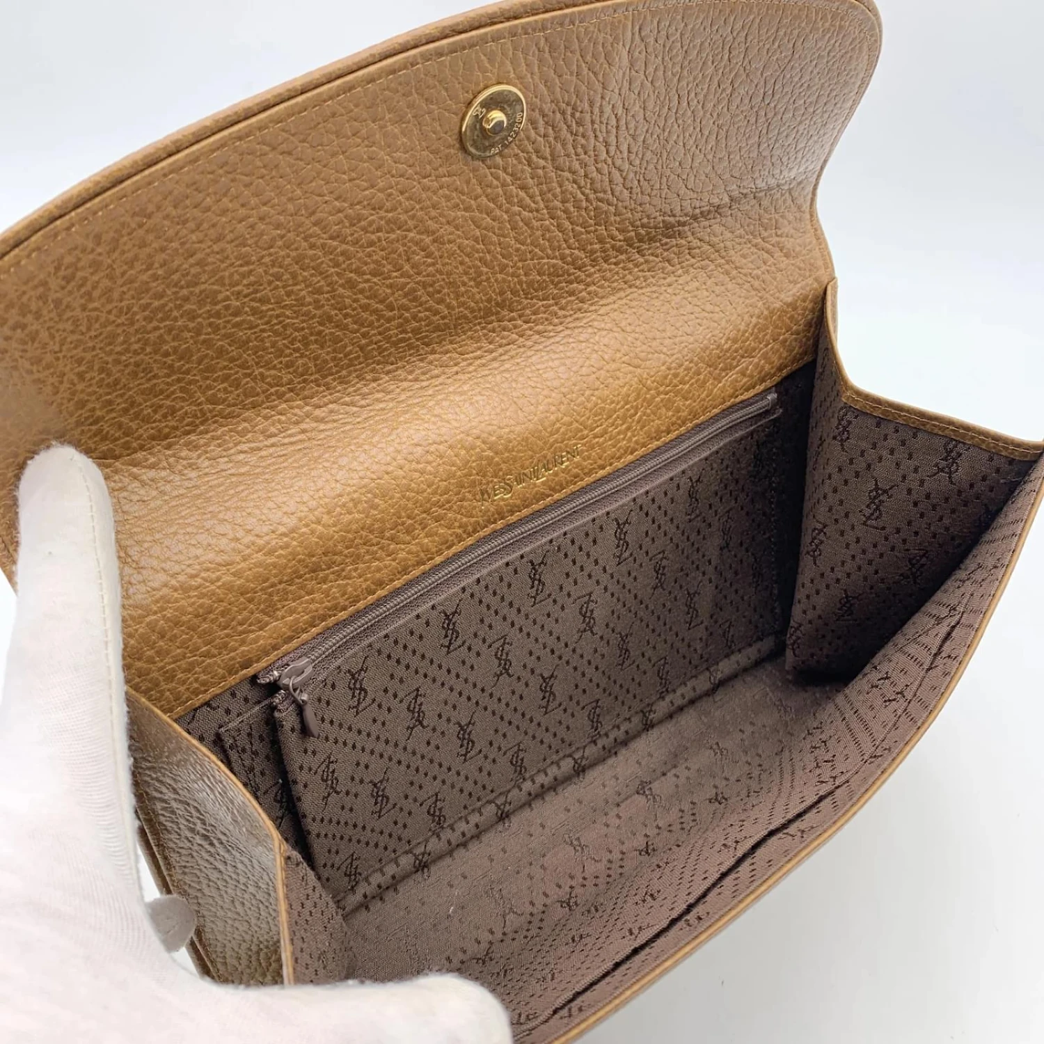 Yves Saint Laurent Sac à Main Pochette Vintage En Cuir Marron Clair 7 Yves Saint Laurent Sac à Main Pochette Vintage En Cuir Marron Clair – Image 5