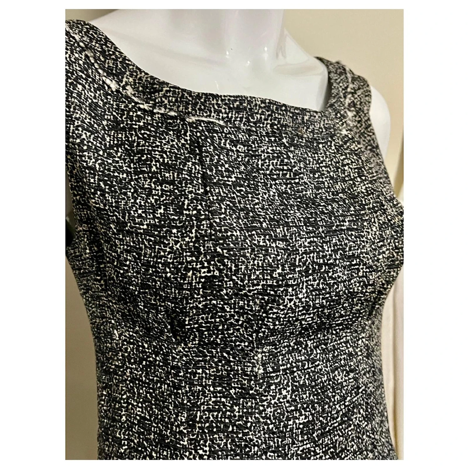 Yves Saint Laurent Robe En Soie Bouclée YSL En Noir Et Blanc 4 Yves Saint Laurent Robe En Soie Bouclée YSL En Noir Et Blanc – Image 2