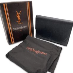 Yves Saint Laurent Pochette Vintage Logo YSL En Cuir Noir Avec Boîte 11 Yves Saint Laurent Pochette Vintage Logo YSL En Cuir Noir Avec Boîte -Yves Saint Laurent 831192 2