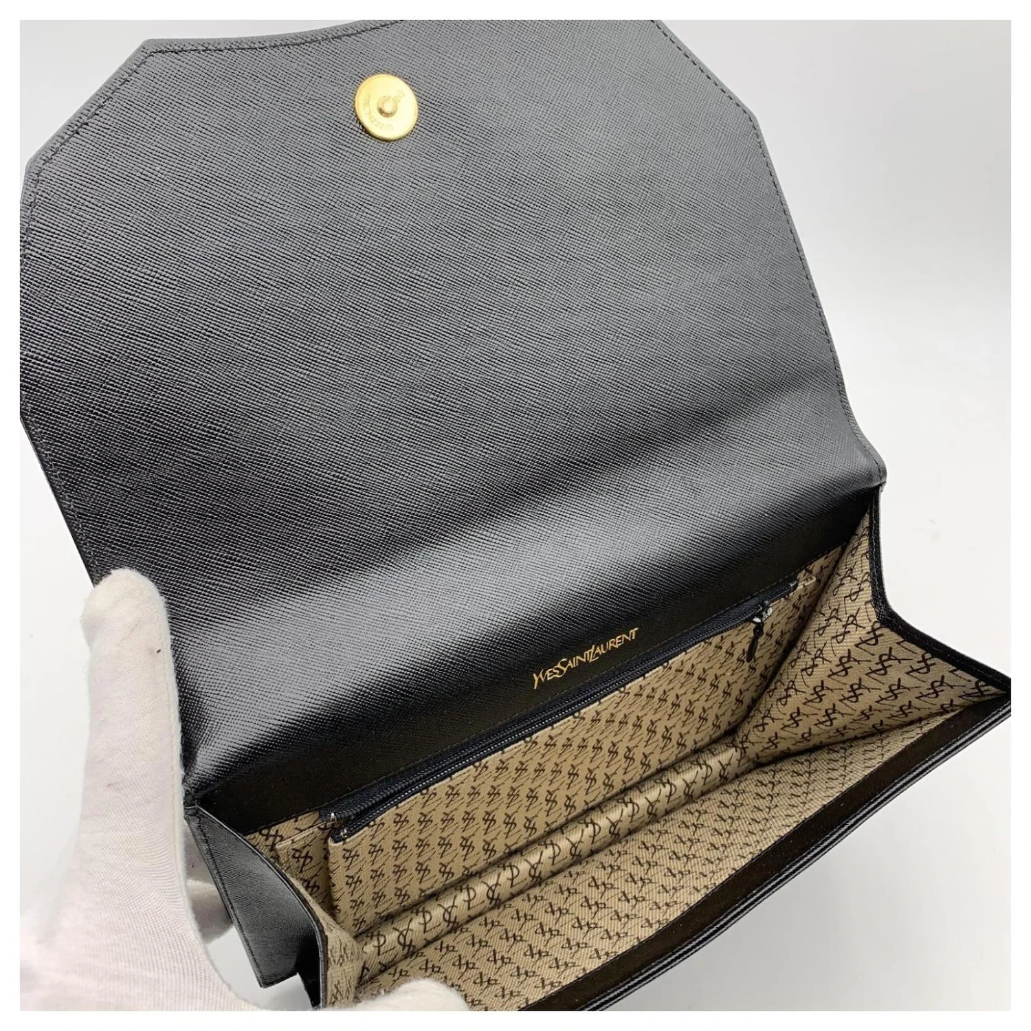 Yves Saint Laurent Pochette Vintage Logo YSL En Cuir Noir Avec Boîte 8 Yves Saint Laurent Pochette Vintage Logo YSL En Cuir Noir Avec Boîte – Image 6