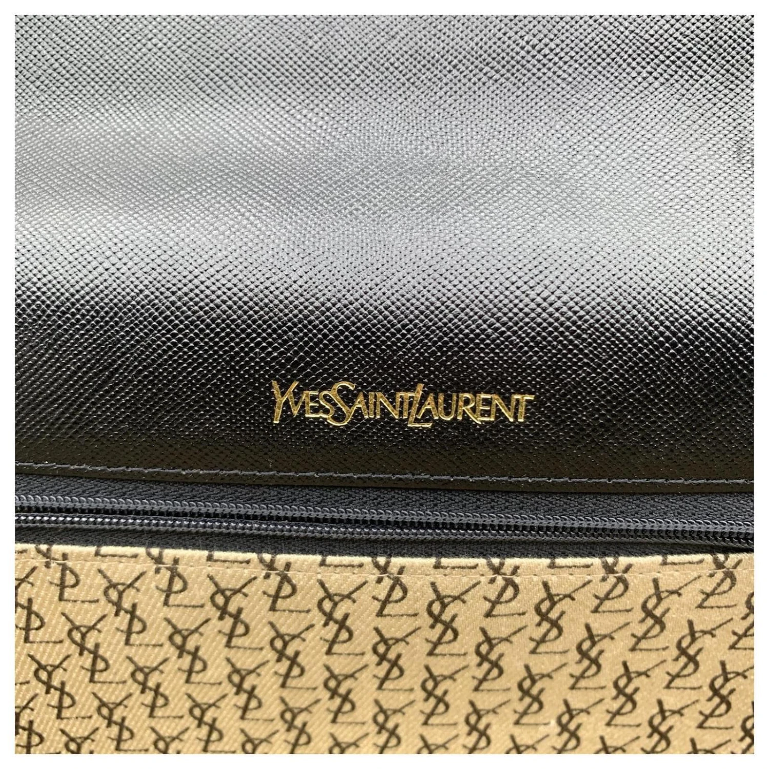Yves Saint Laurent Pochette Vintage Logo YSL En Cuir Noir Avec Boîte 10 Yves Saint Laurent Pochette Vintage Logo YSL En Cuir Noir Avec Boîte – Image 8