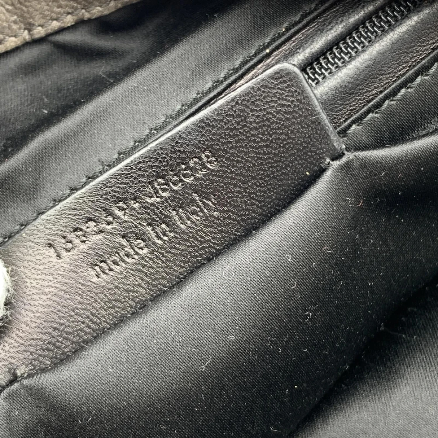 Yves Saint Laurent Sac Cartable Muse Bowler En Cuir Gris Taupe 12 Yves Saint Laurent Sac Cartable Muse Bowler En Cuir Gris Taupe – Image 10