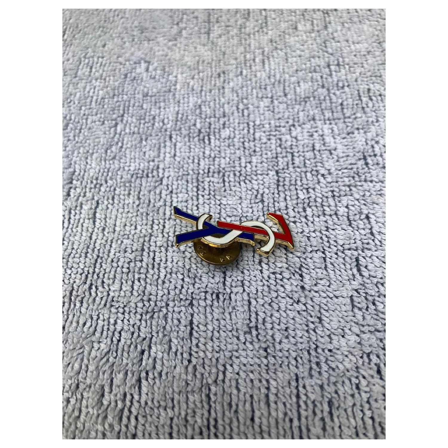 Pins Broche Yves Saint Laurent Initiales YSL Bleu Blanc Rouge Bijouterie Dorée 4 Pins Broche Yves Saint Laurent Initiales YSL Bleu Blanc Rouge Bijouterie Dorée – Image 2