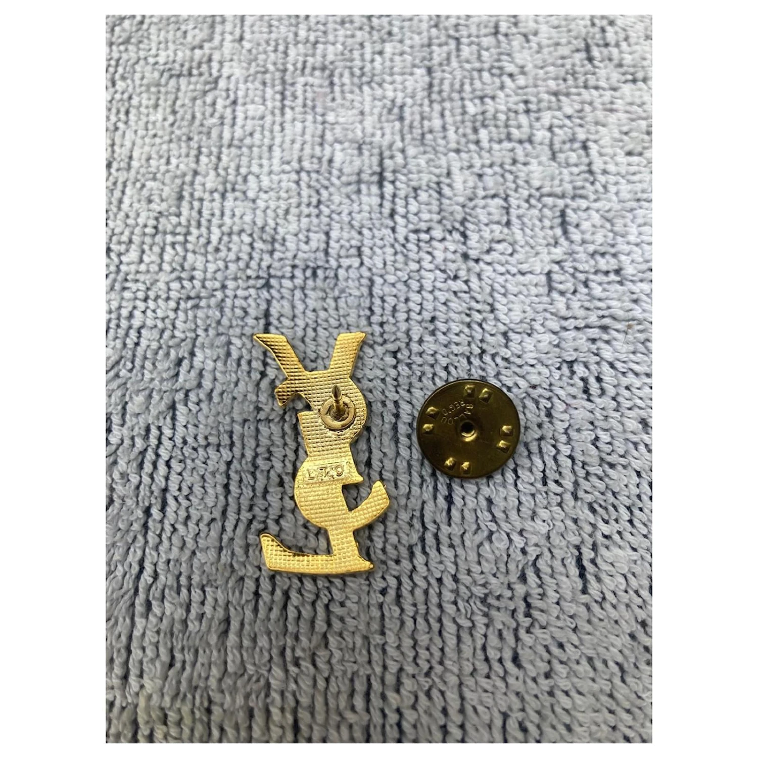 Pins Broche Yves Saint Laurent Initiales YSL Bleu Blanc Rouge Bijouterie Dorée 5 Pins Broche Yves Saint Laurent Initiales YSL Bleu Blanc Rouge Bijouterie Dorée – Image 3