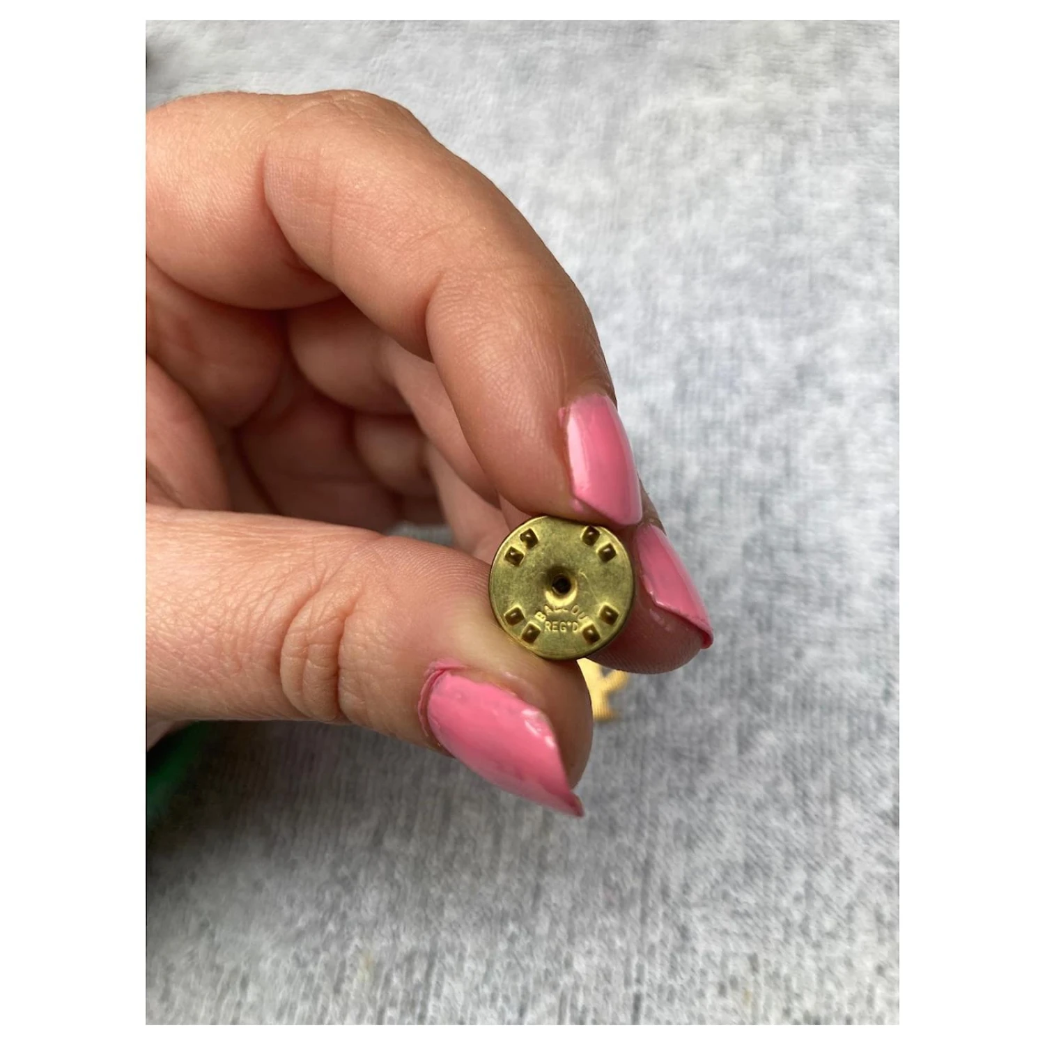 Pins Broche Yves Saint Laurent Initiales YSL Bleu Blanc Rouge Bijouterie Dorée 6 Pins Broche Yves Saint Laurent Initiales YSL Bleu Blanc Rouge Bijouterie Dorée – Image 4