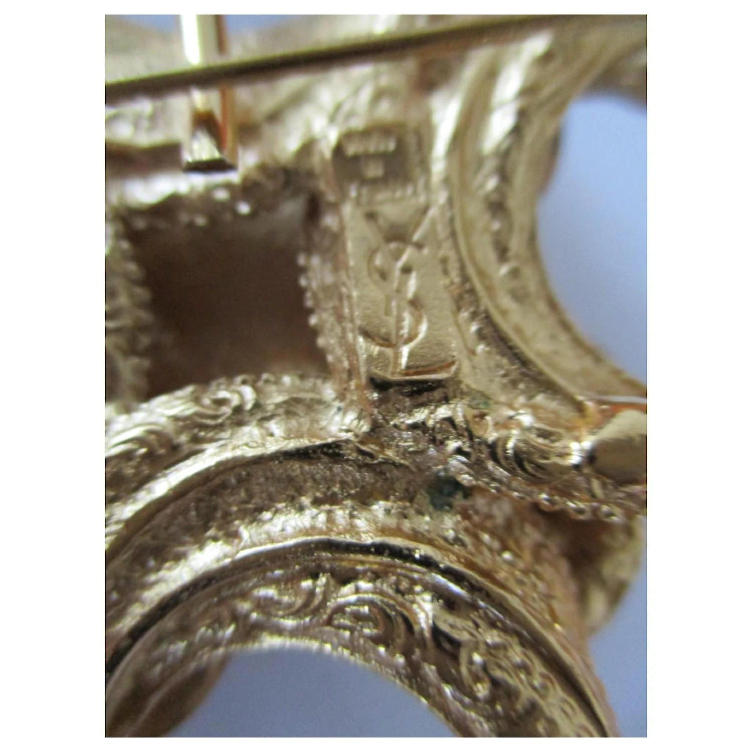 Yves Saint Laurent Broche/pendentif, Plaqué Or. Bijouterie Dorée 4 Yves Saint Laurent Broche/pendentif, Plaqué Or. Bijouterie Dorée – Image 2