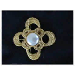 Yves Saint Laurent Broche/pendentif, Plaqué Or. Bijouterie Dorée 9 Yves Saint Laurent Broche/pendentif, Plaqué Or. Bijouterie Dorée -Yves Saint Laurent 853823 4