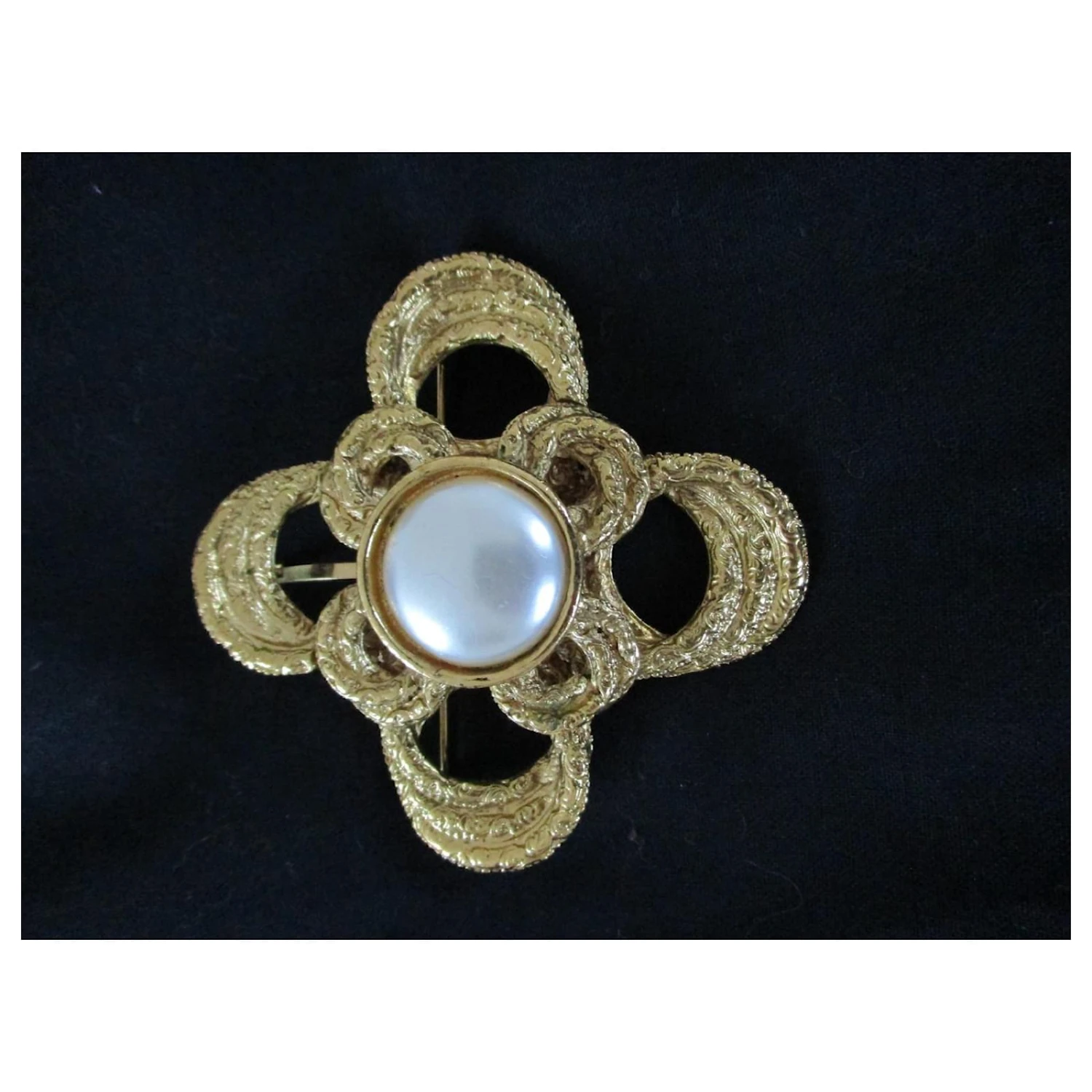 Yves Saint Laurent Broche/pendentif, Plaqué Or. Bijouterie Dorée 6 Yves Saint Laurent Broche/pendentif, Plaqué Or. Bijouterie Dorée – Image 4